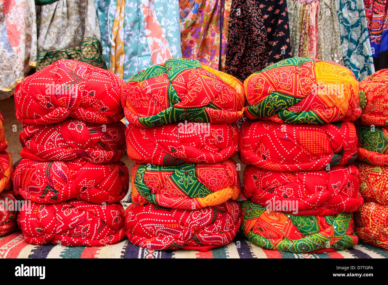 Visualizzazione dei turbanti colorati, Jaisalmer, Rajasthan, India, Foto Stock