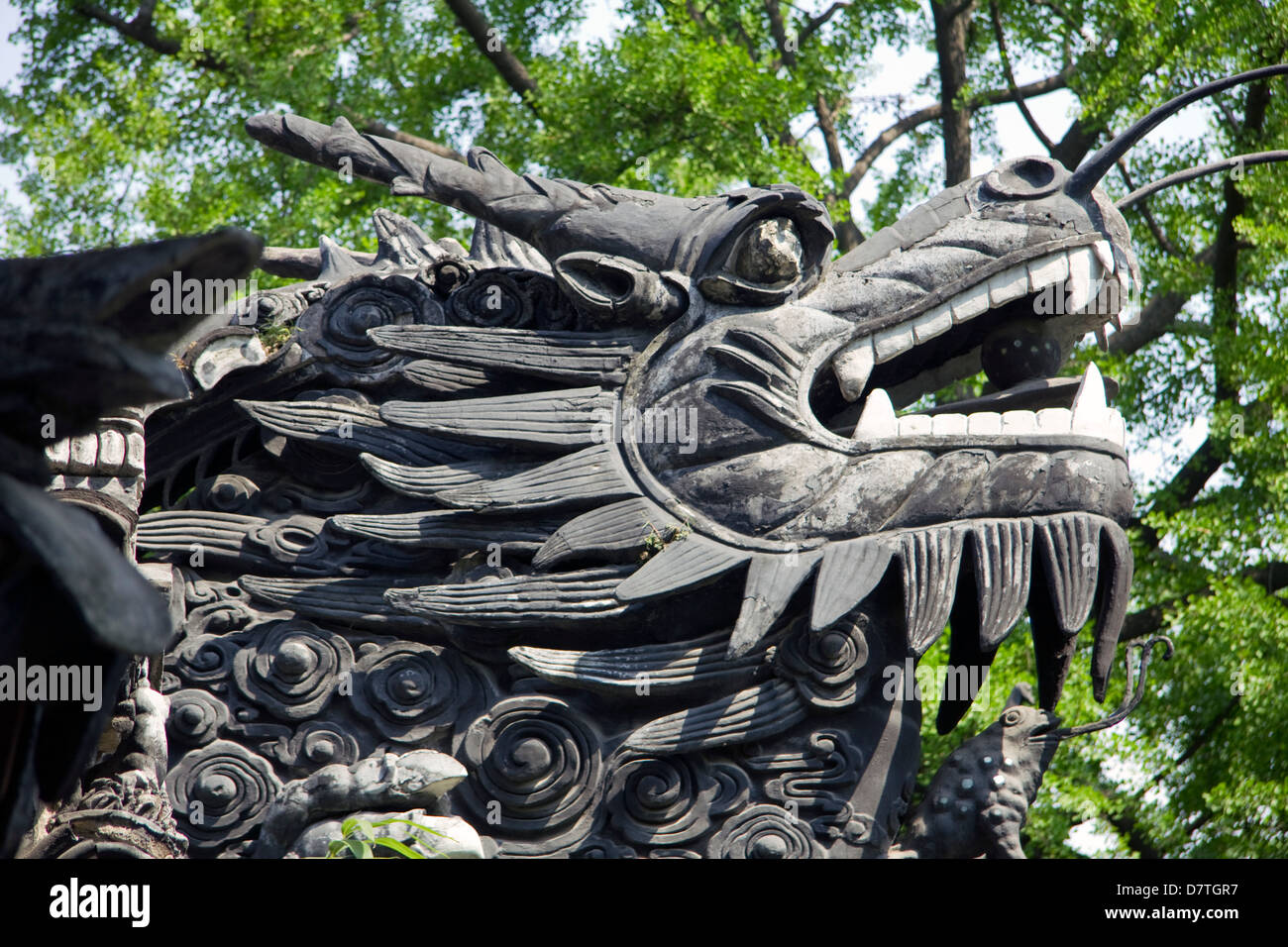 Dragon scultura,Yu Yuan giardini, Shanghai, Cina Foto Stock