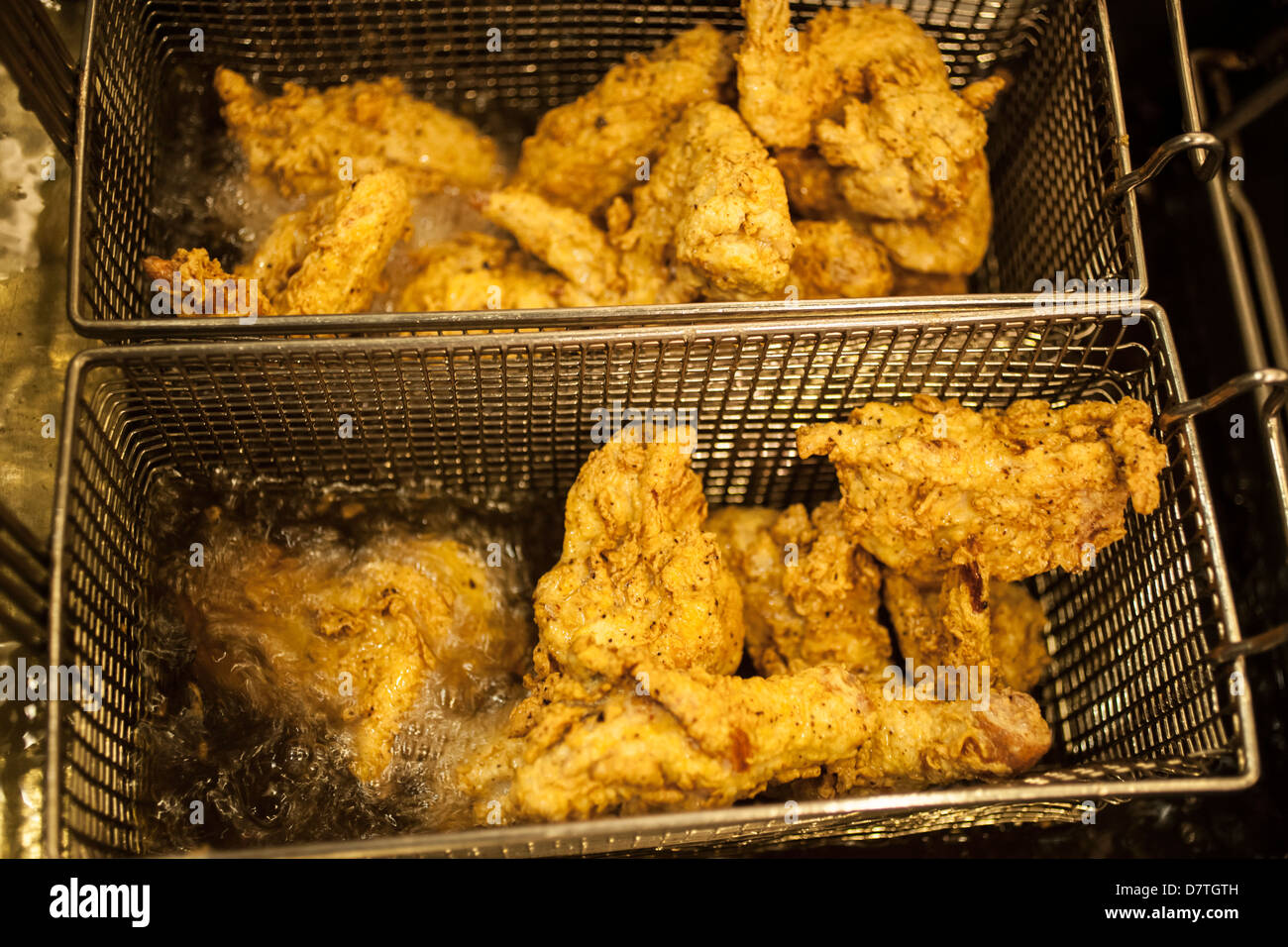 Pollo fritto nella friggitrice Foto Stock
