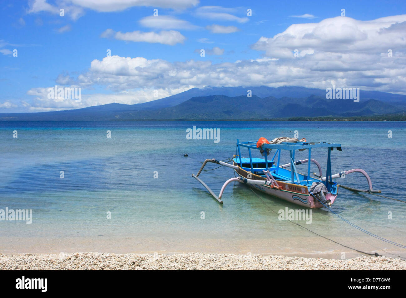 Outrigger barca alla spiaggia, l'isola di Gili Air, Indonesia Foto Stock