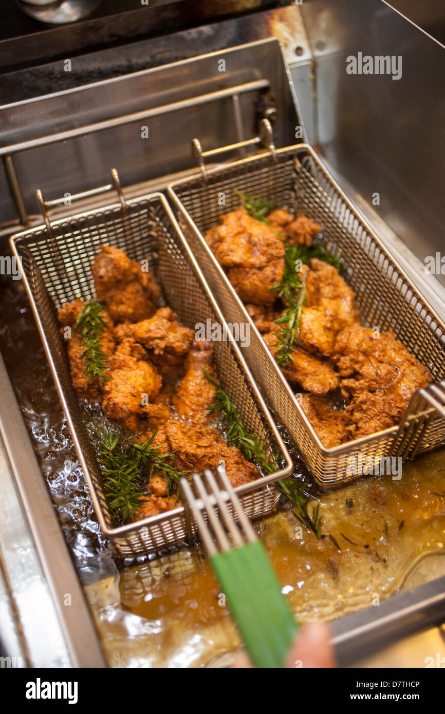 Pollo fritto nella friggitrice Foto Stock