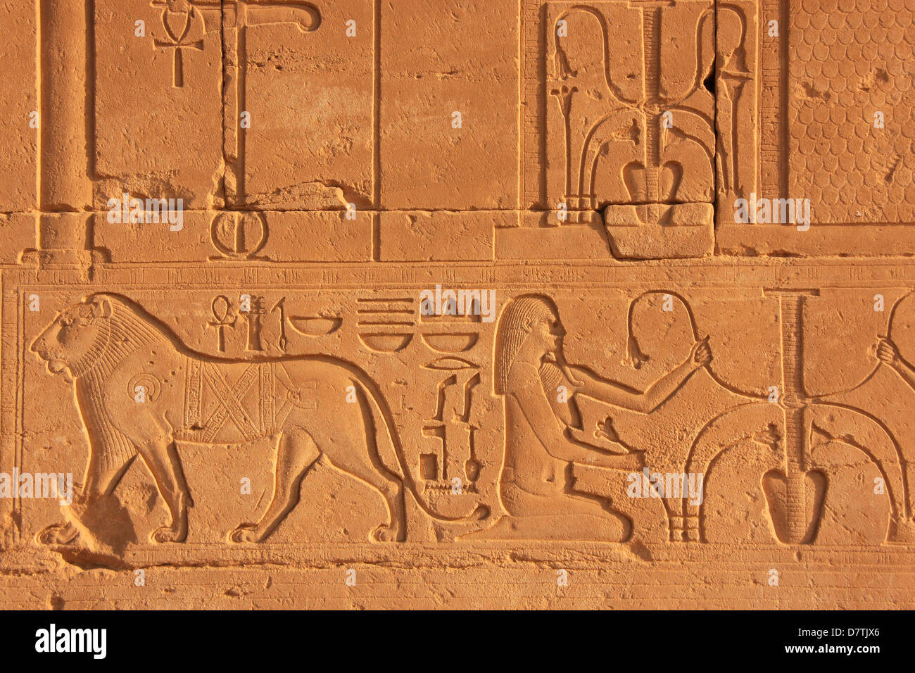 Geroglifici del tempio di Karnak complessa, Luxor, Egitto Foto Stock