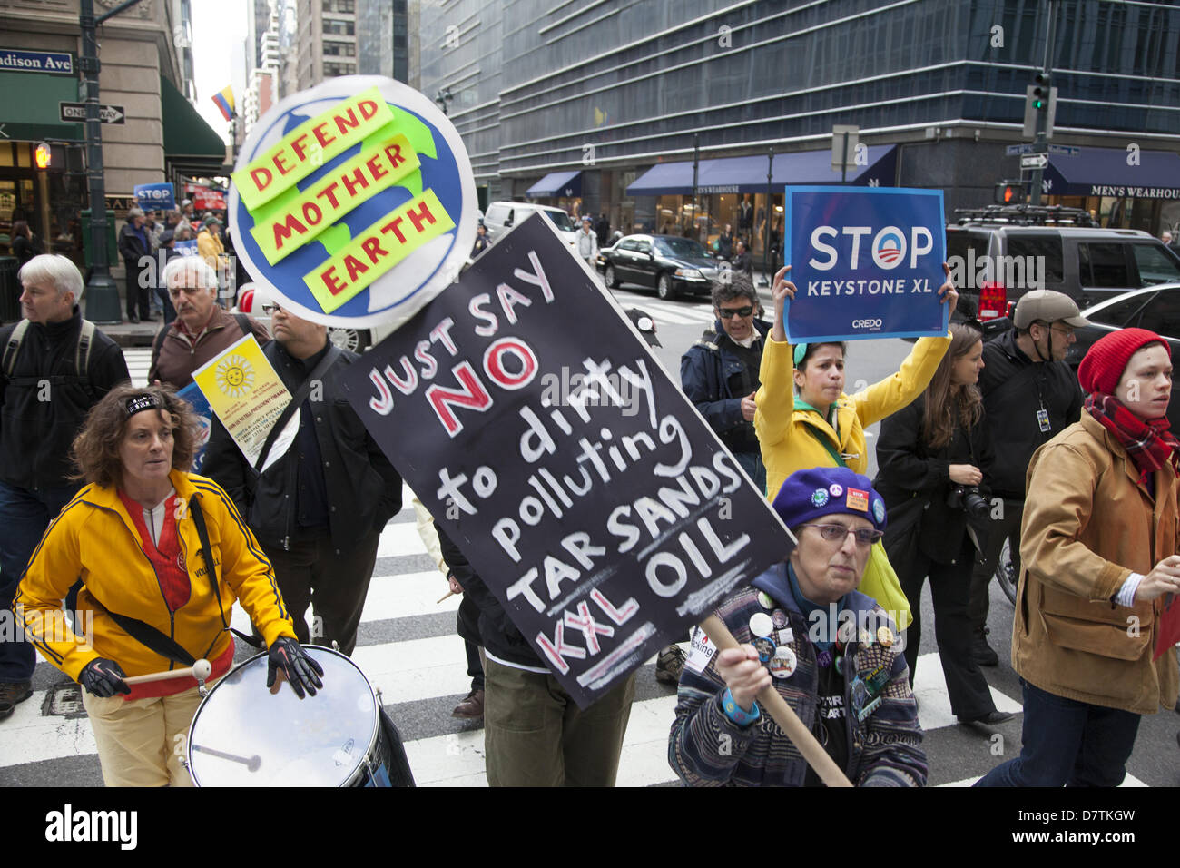 Il Waldorf Astoria di New York. Stati Uniti d'America. 13 maggio 2013. Gli ambientalisti è venuto fuori in vigore per salutare il Presidente Obama al Waldorf Astoria dove egli è venuto per un partito democratico finalizzata alla raccolta di fondi, dicendogli di arrestare la Keystone XL tar sands pipeline da essendo costruito negli Stati Uniti e immediatamente di investire massicciamente in energie non inquinanti forme di energia come il solare, eolica, geotermica e salvare il pianeta e le generazioni future dall'idiozia di continuare la nostra attuale politica energetica. Credito: David Grossman /Alamy Live News Foto Stock