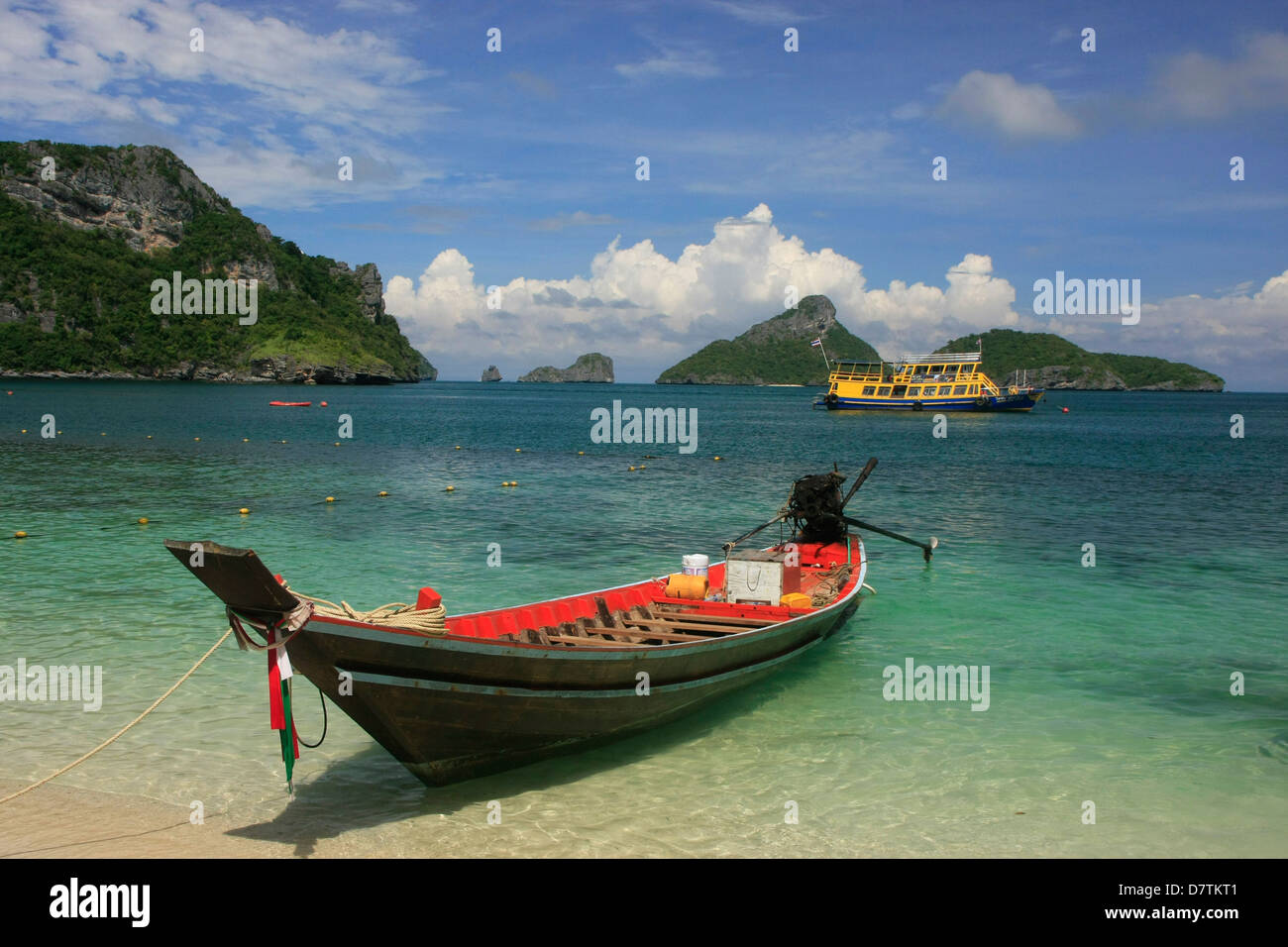 Barca long-tail a Ko Mae Ko isola, Ang Thong National Marine Park, Thailandia Foto Stock