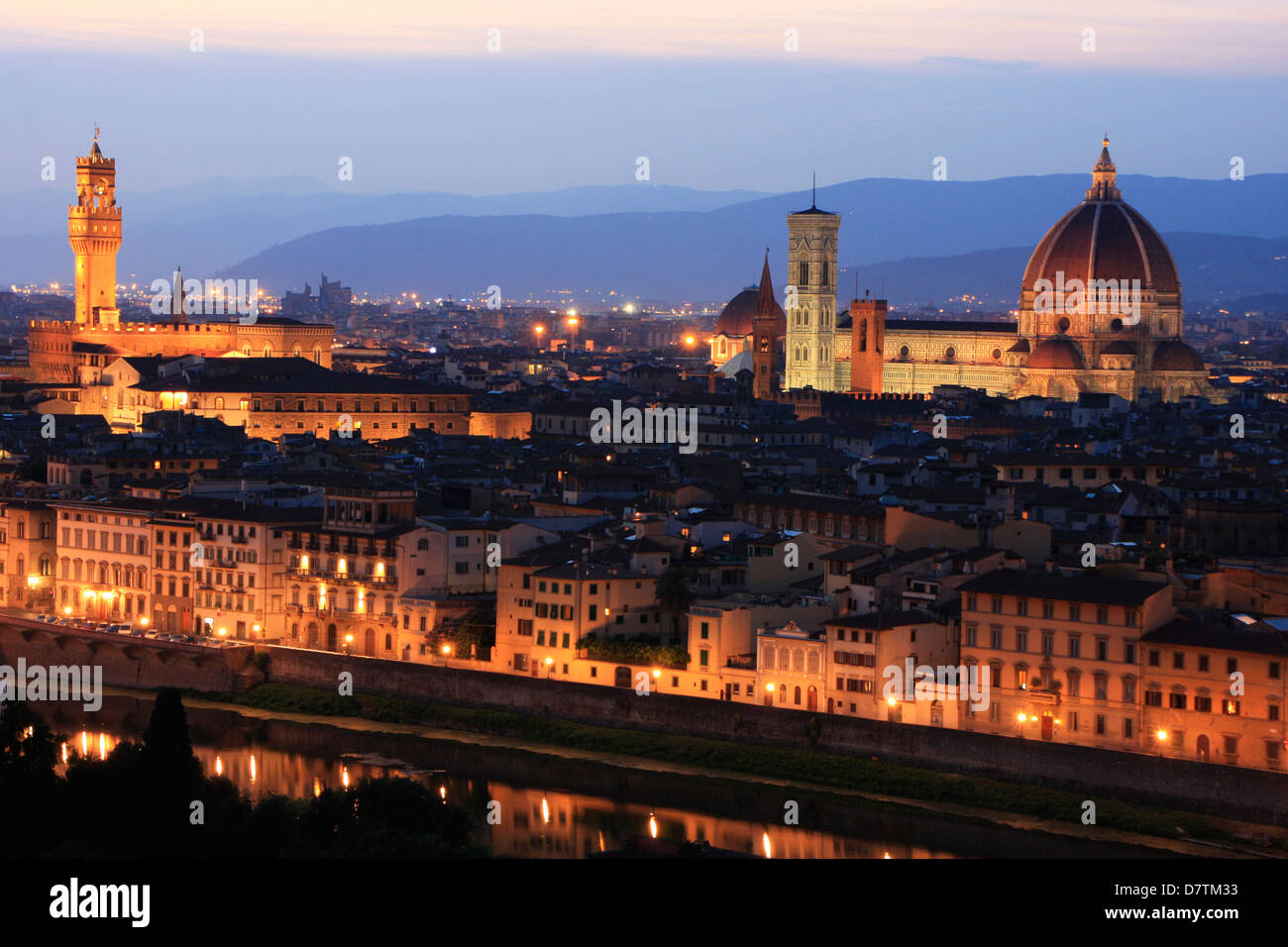 Skyline di Firenze che mostra il Duomo di notte, Italia Foto Stock