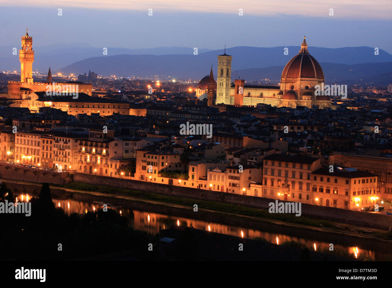 Skyline di Firenze che mostra il Duomo di notte, Italia Foto Stock