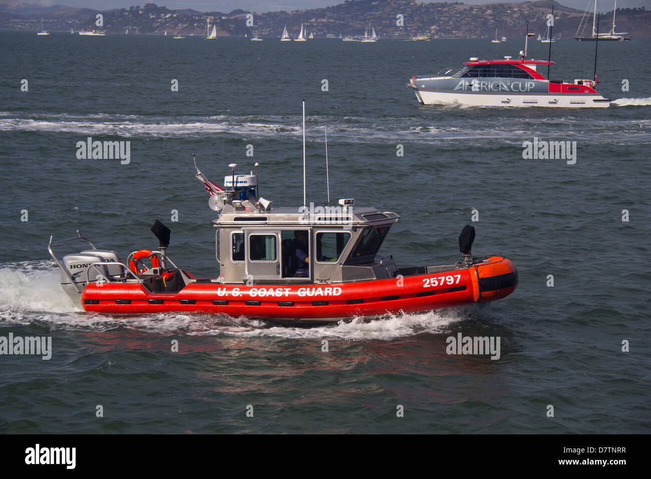 US Coast Guard la barca di salvataggio patroling sulla Baia di San Francisco durante la Coppa America di vela California gara North USA Foto Stock