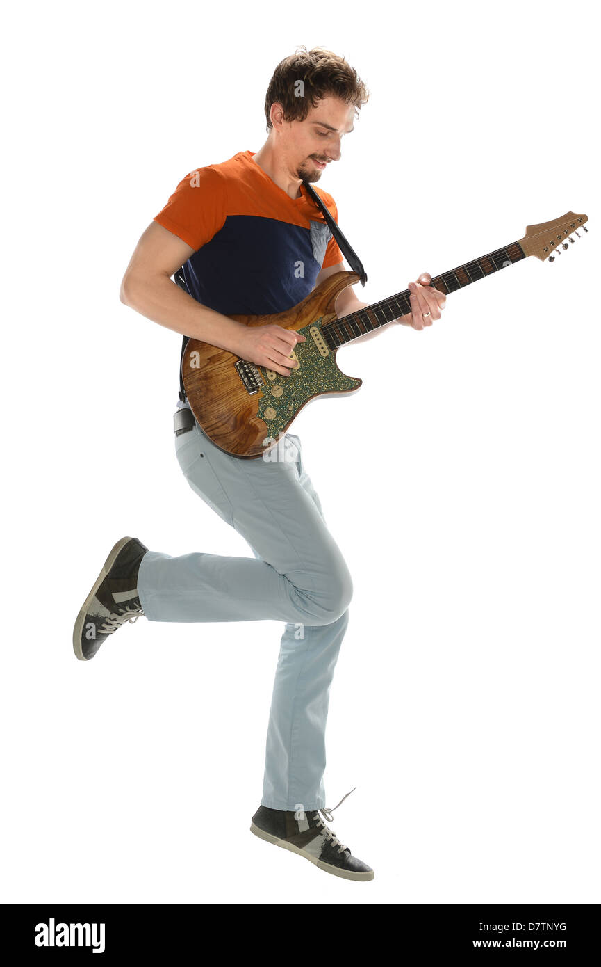 Musicista suonare la chitarra elettrica e saltando isolate su sfondo bianco Foto Stock