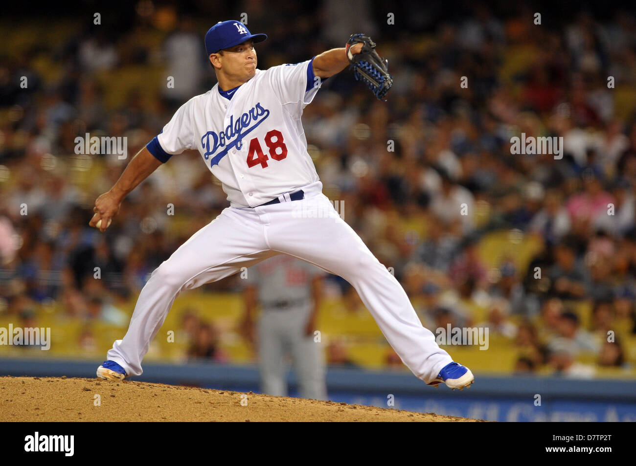 Los Angeles, CA, Stati Uniti d'America. Maggio 13, 2013. Los Angeles Dodgers relief pitcher Javy Guerra (48) passi durante il Major League Baseball gioco tra i Los Angeles Dodgers e i cittadini di Washington presso il Dodger Stadium di Los Angeles, CA. David cofano/CSM./Alamy Live News Foto Stock