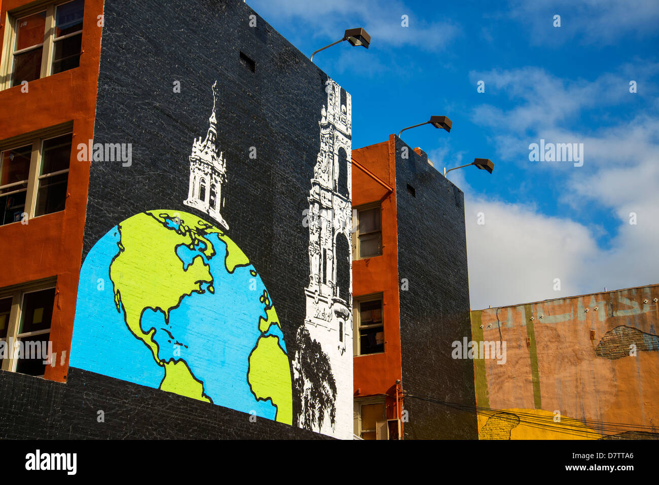 Murale del globo e California Torre (Balboa Park) sul lato dell'edificio, Gaslamp Quarter, San Diego, California Foto Stock
