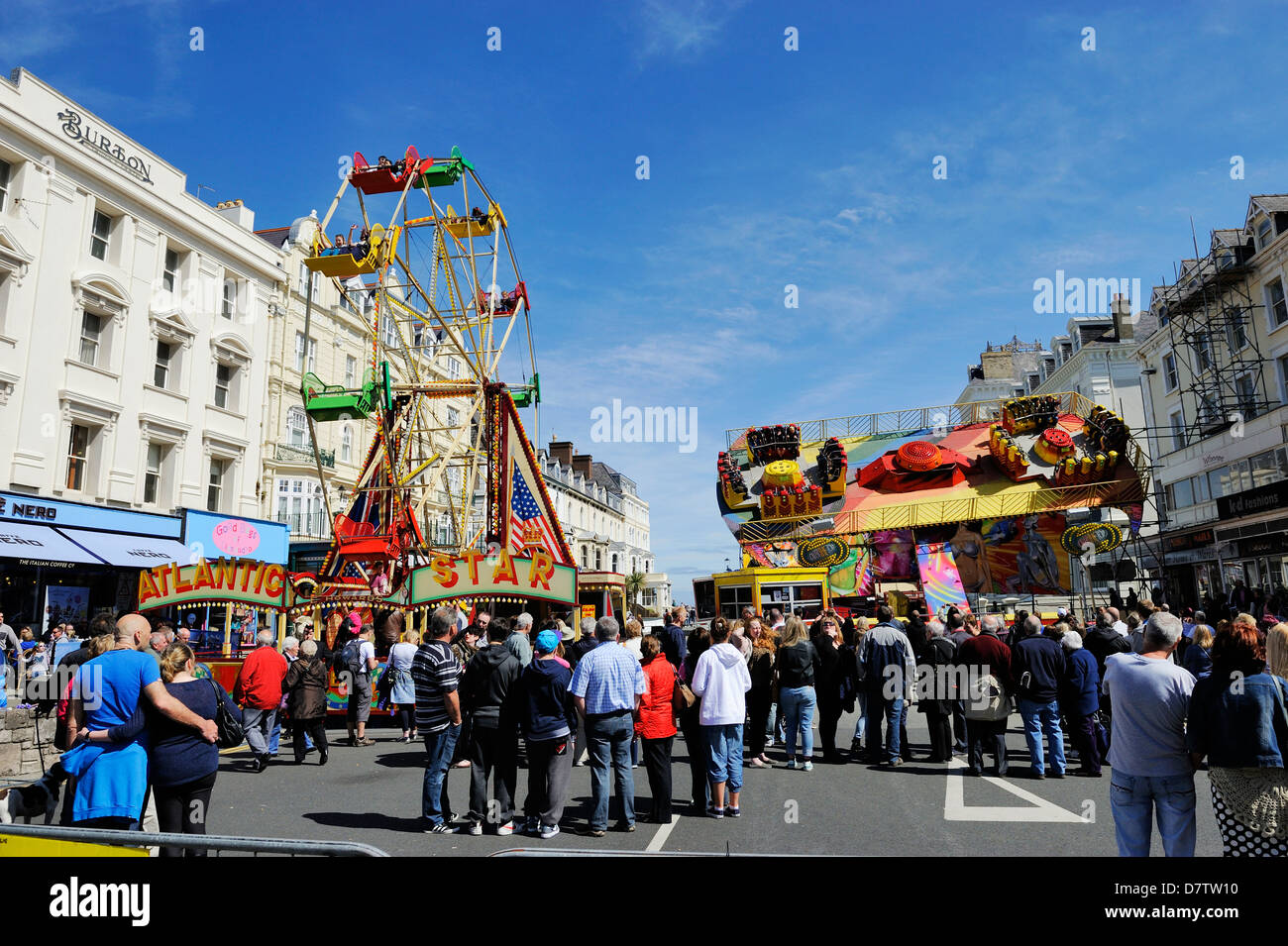 Fiera giostre in strada durante la Llandudno stravaganza vittoriano nel Galles del Nord. Foto Stock
