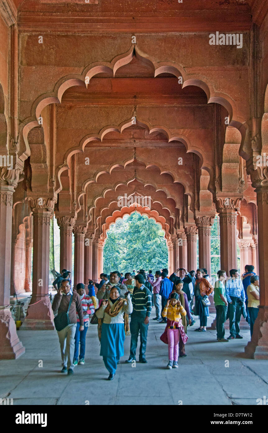 La sala posta nel Diwan-i-am (sala delle udienze pubbliche) e turisti nella Red Fort di Delhi, India Foto Stock