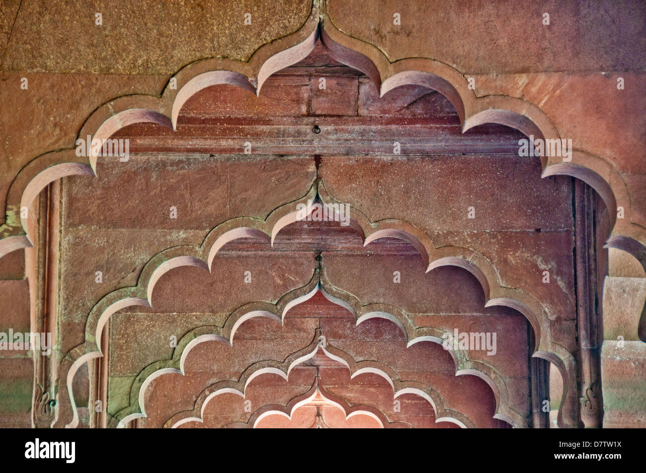 Dettagli architettonici di archi in 'Mail Hall' in 'Hall di pubblico' nella Red Fort di Delhi, India Foto Stock