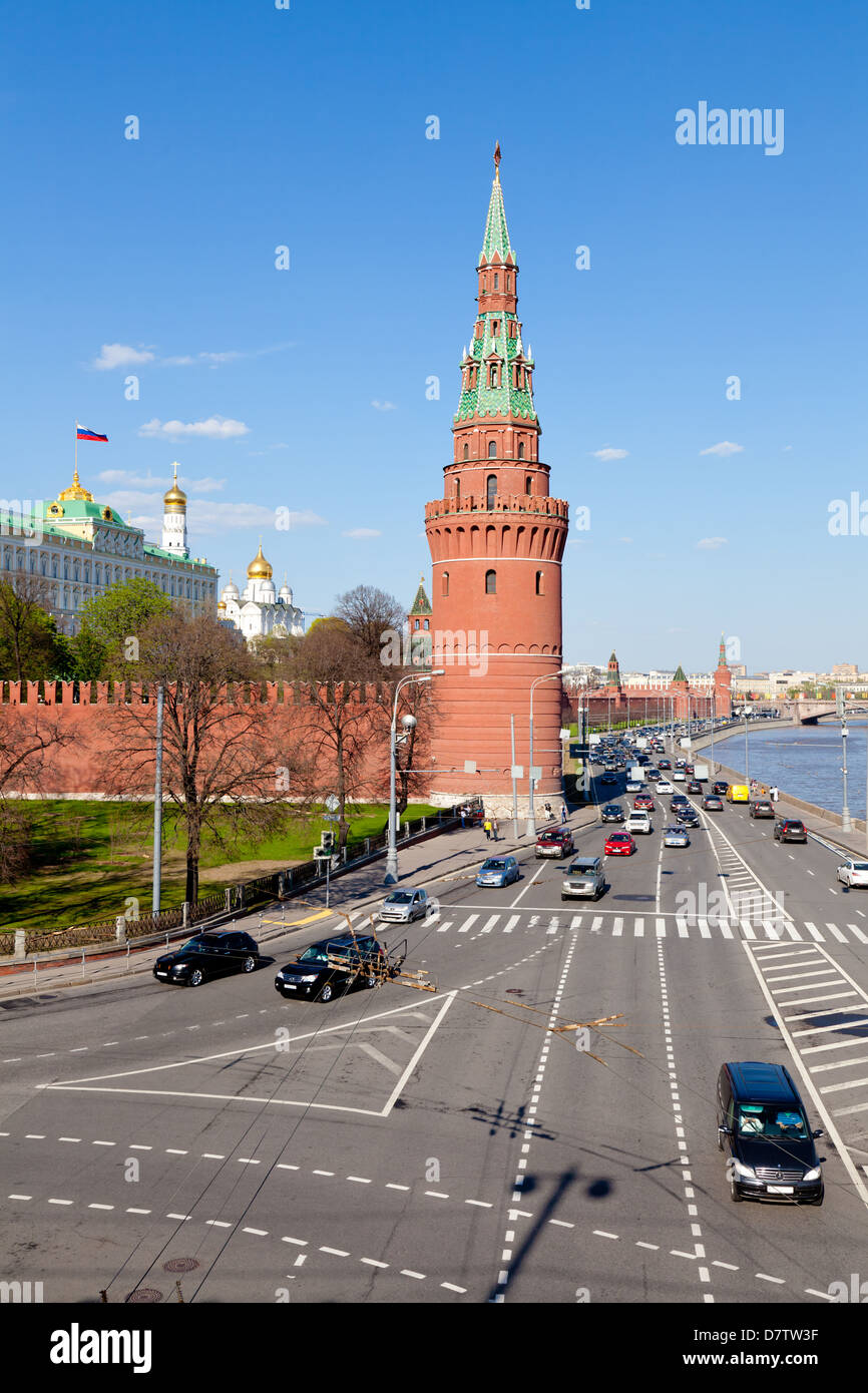 Il Cremlino Embankment e Torre Vodovzvodnaya Foto Stock