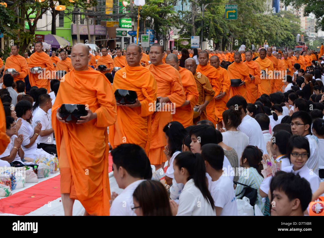 2555 i monaci si riuniscono in Soi 55, Sukhumvit Road per contrassegnare la fine dell anno buddista 2555, Bangkok, Thailandia, Sud-est asiatico Foto Stock