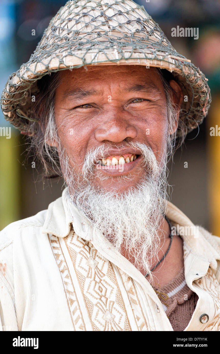 Uomo locale indossando il tradizionale cappello di bambù, Amarapura, vicino a Mandalay, Birmania Foto Stock