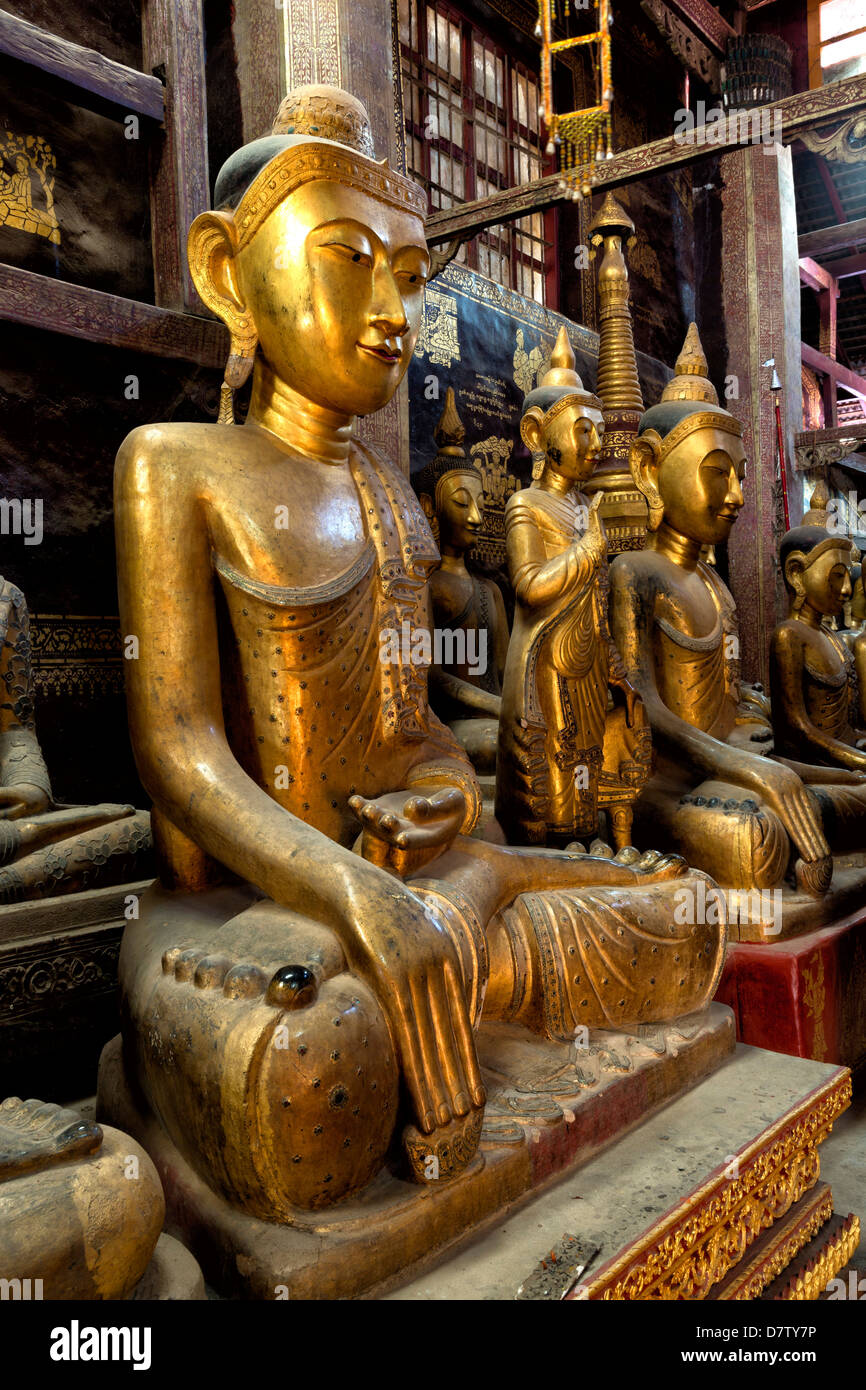 Antico di legno dorato Buddha all'interno di Wat, Kengtung (Kyaingtong), Stato Shan, Birmania Foto Stock