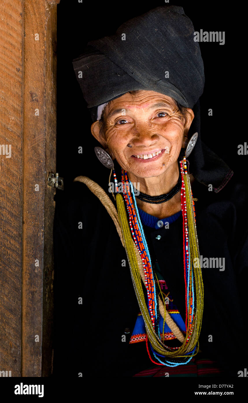 Donna di Ann tribù nel tradizionale abito nero e perline colorate in un borgo collinare nei pressi di Kengtung, Stato Shan, Birmania Foto Stock