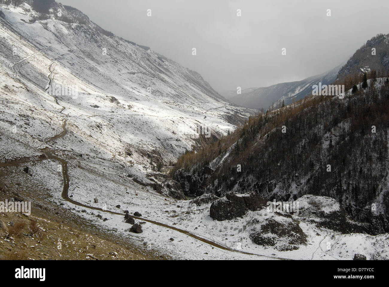 Fine neve e un percorso di montagna su un fiume. La molla nelle montagne di Altai. La Russia Foto Stock