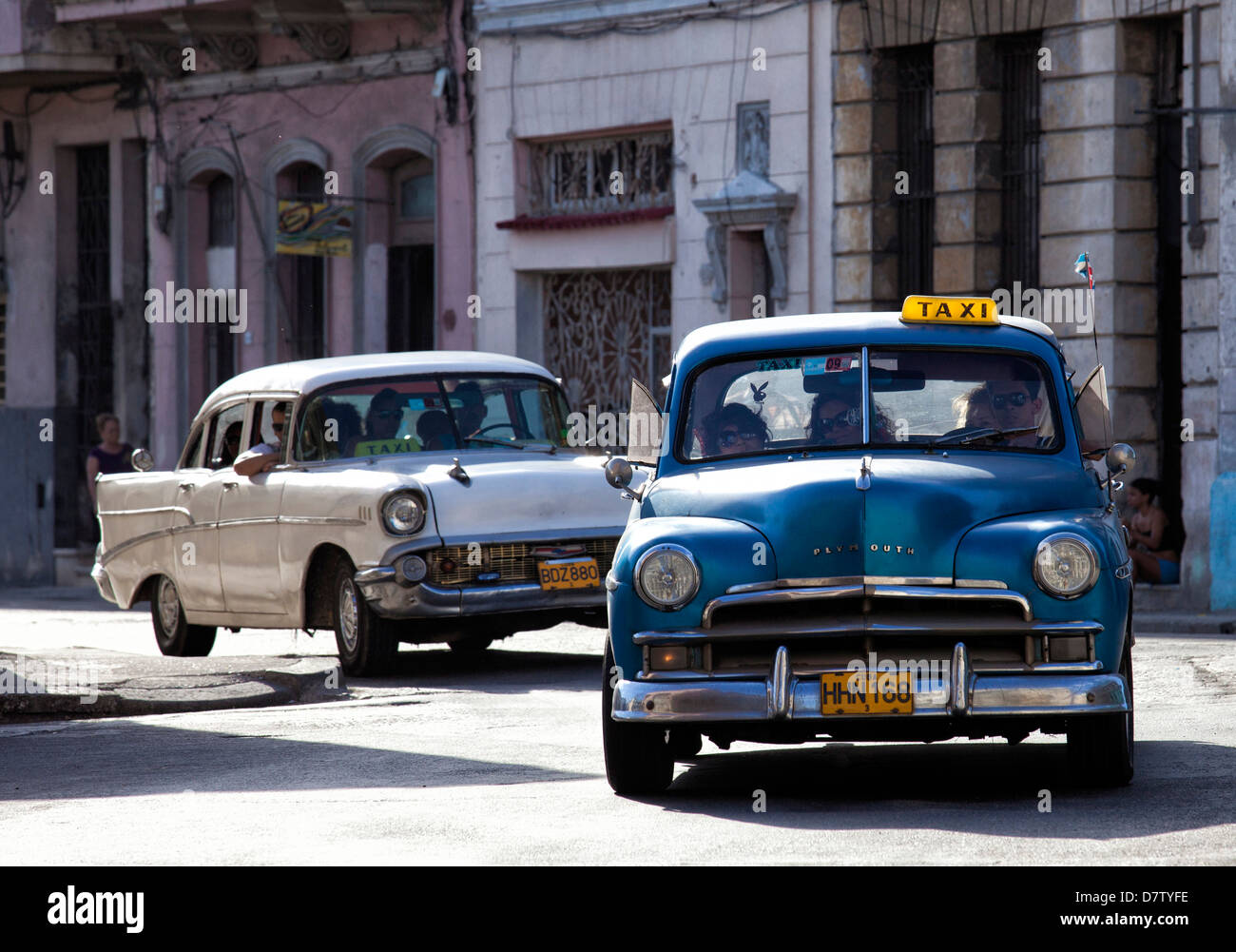 Vintage americano auto taxi sul viale del colon durante il mattino Rush Hour poco dopo l'alba, il centro di Havana, Cuba, West Indies Foto Stock