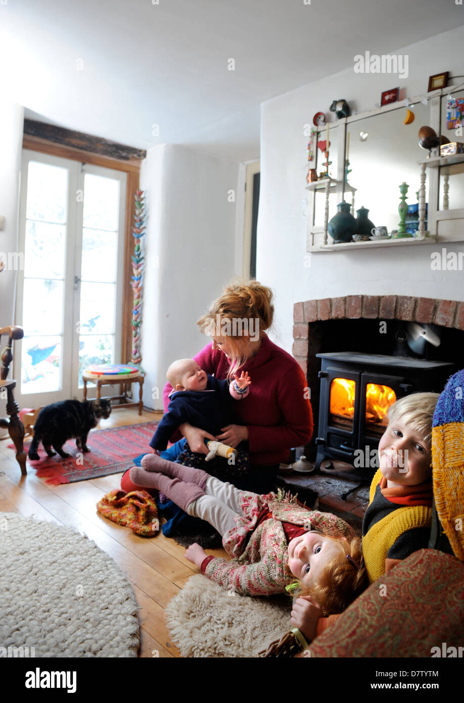 Una famiglia rurale da Herefordshire che utilizzano il legno combustibile per il riscaldamento e cottura in loro house REGNO UNITO Foto Stock