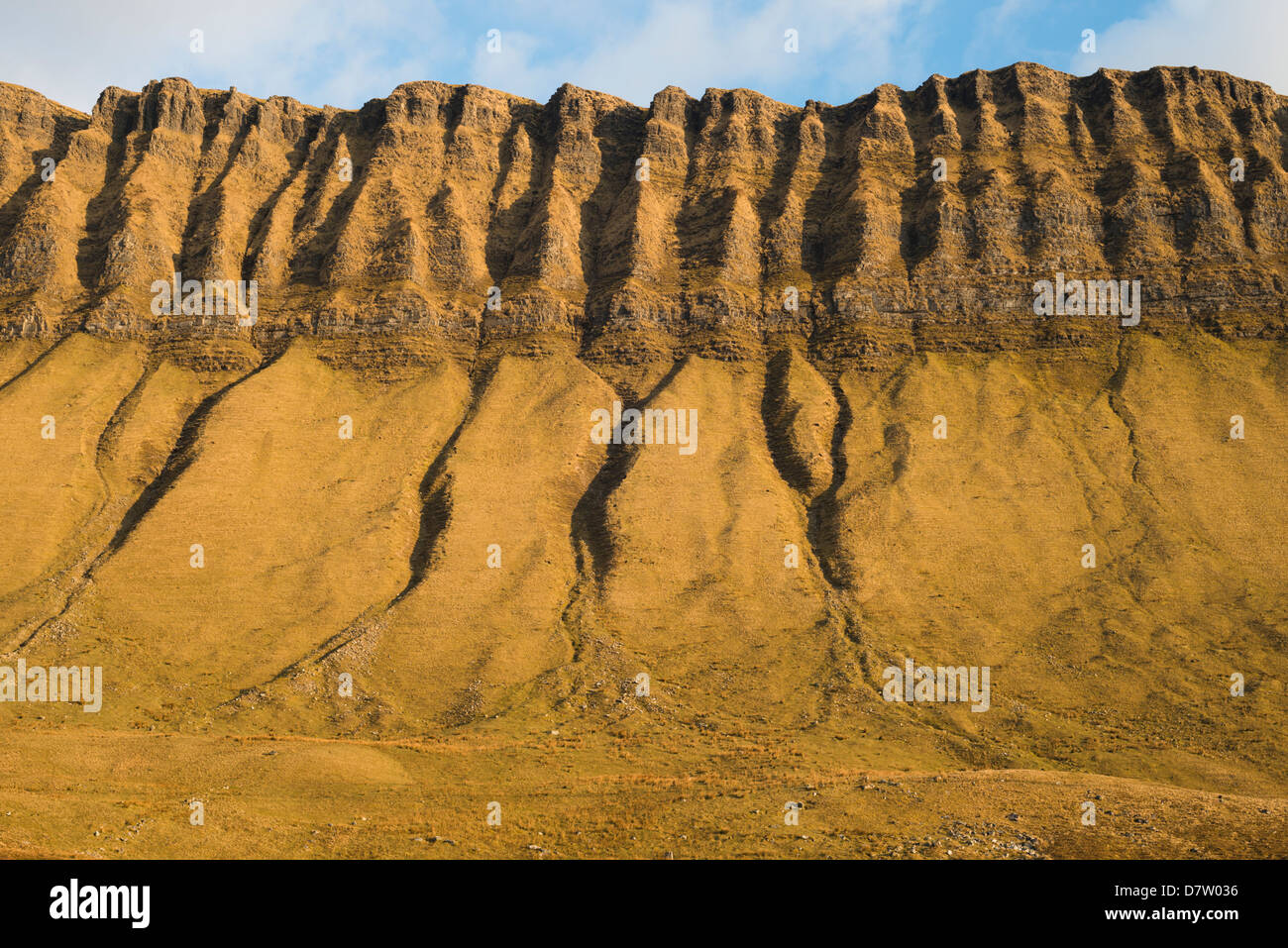Parte della faccia del nord di Benbulben, nella contea di Sligo, Irlanda, uno dell'Irlanda più iconica caratteristiche naturali Foto Stock
