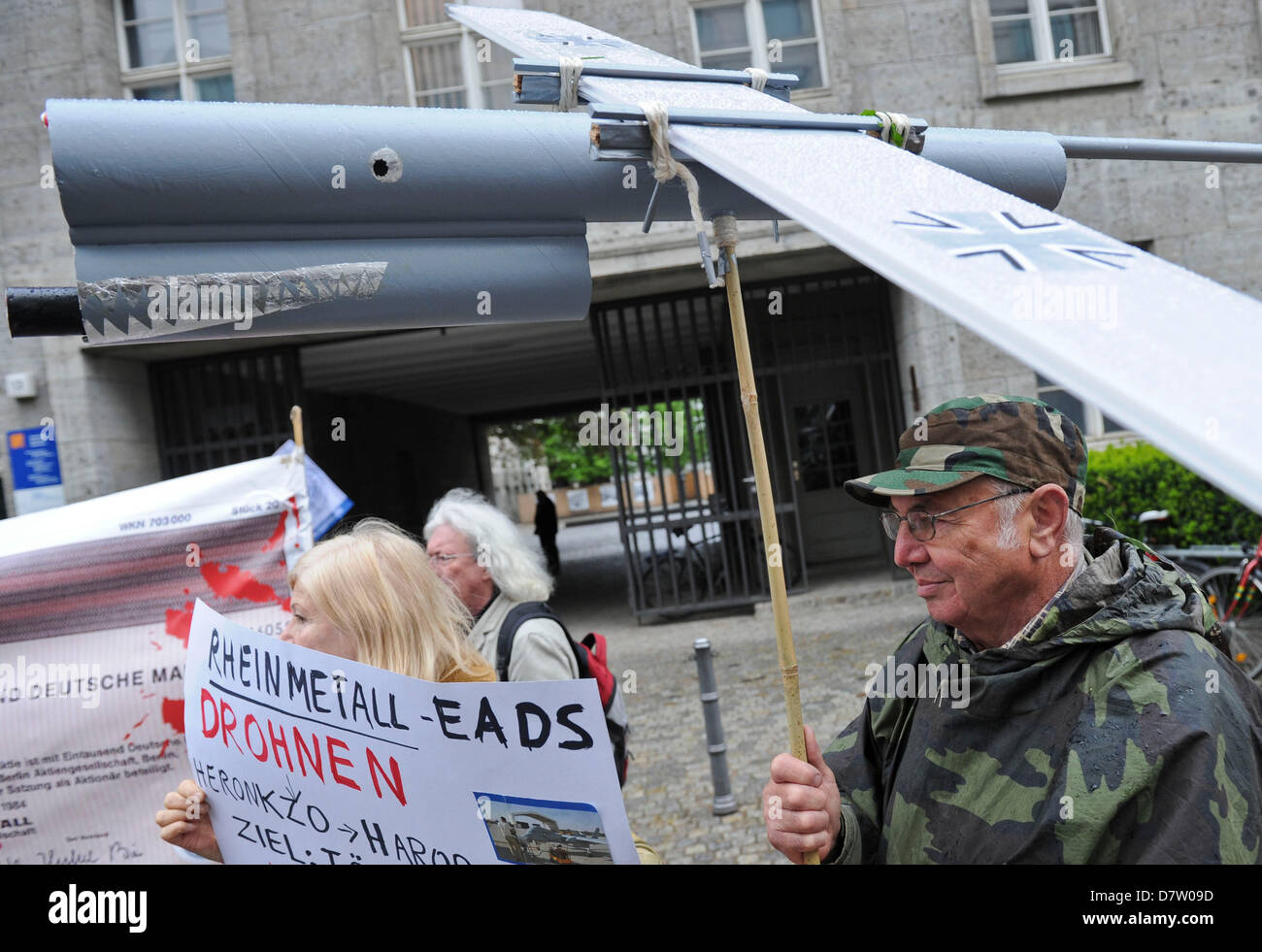 Stadio di manifestanti una protesta contro la difesa tedesca azienda Rheinmetall di Berlino, Germania, 14 maggio 2013. Rheinmetall terr il proprio incontro generale annuale presso la struttura Maritim Hotel Berlin il giorno stesso. Ambientali e le organizzazioni per i diritti umani di criticare i piani per consegnare ai serbatoi di regioni in crisi. Foto: Ole Spata Foto Stock