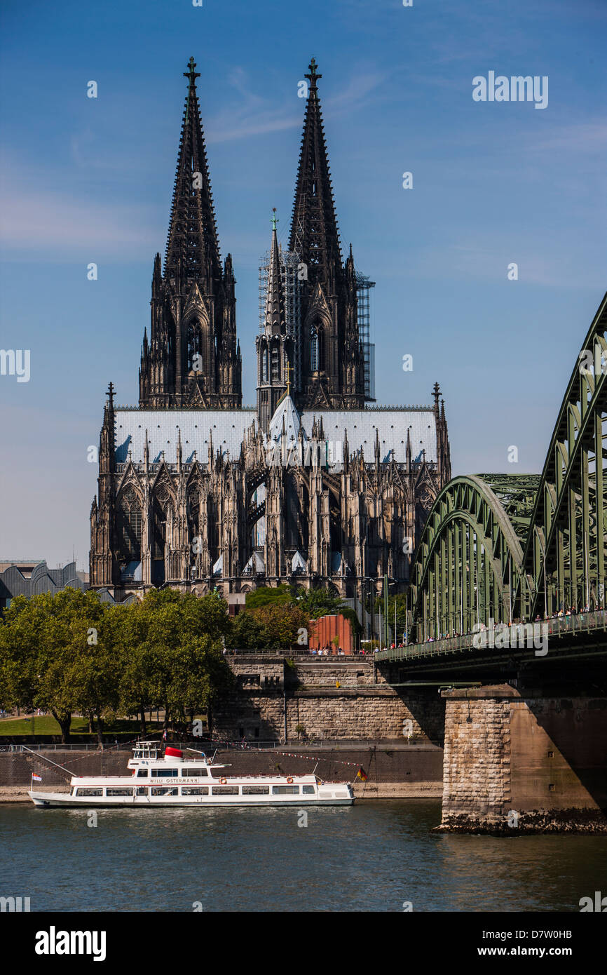 Ponte sul Reno e la Cattedrale di Colonia, Sito Patrimonio Mondiale dell'UNESCO, il fiume Reno, Colonia, nella Renania settentrionale-Vestfalia, Germania Foto Stock