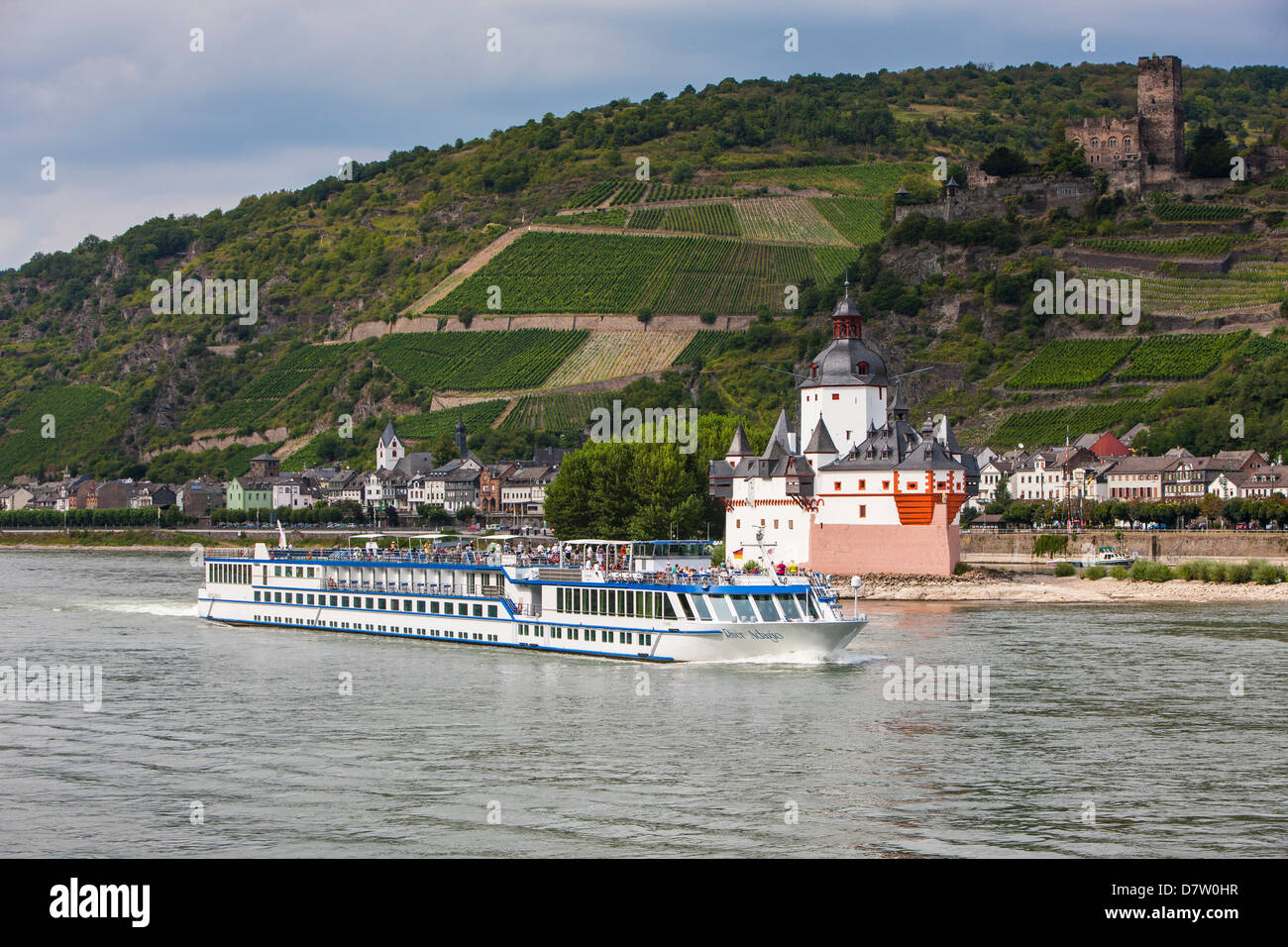 La nave di crociera passando il mouse Torre di Bingen nella valle del Reno, Renania-Palatinato, Germania Foto Stock