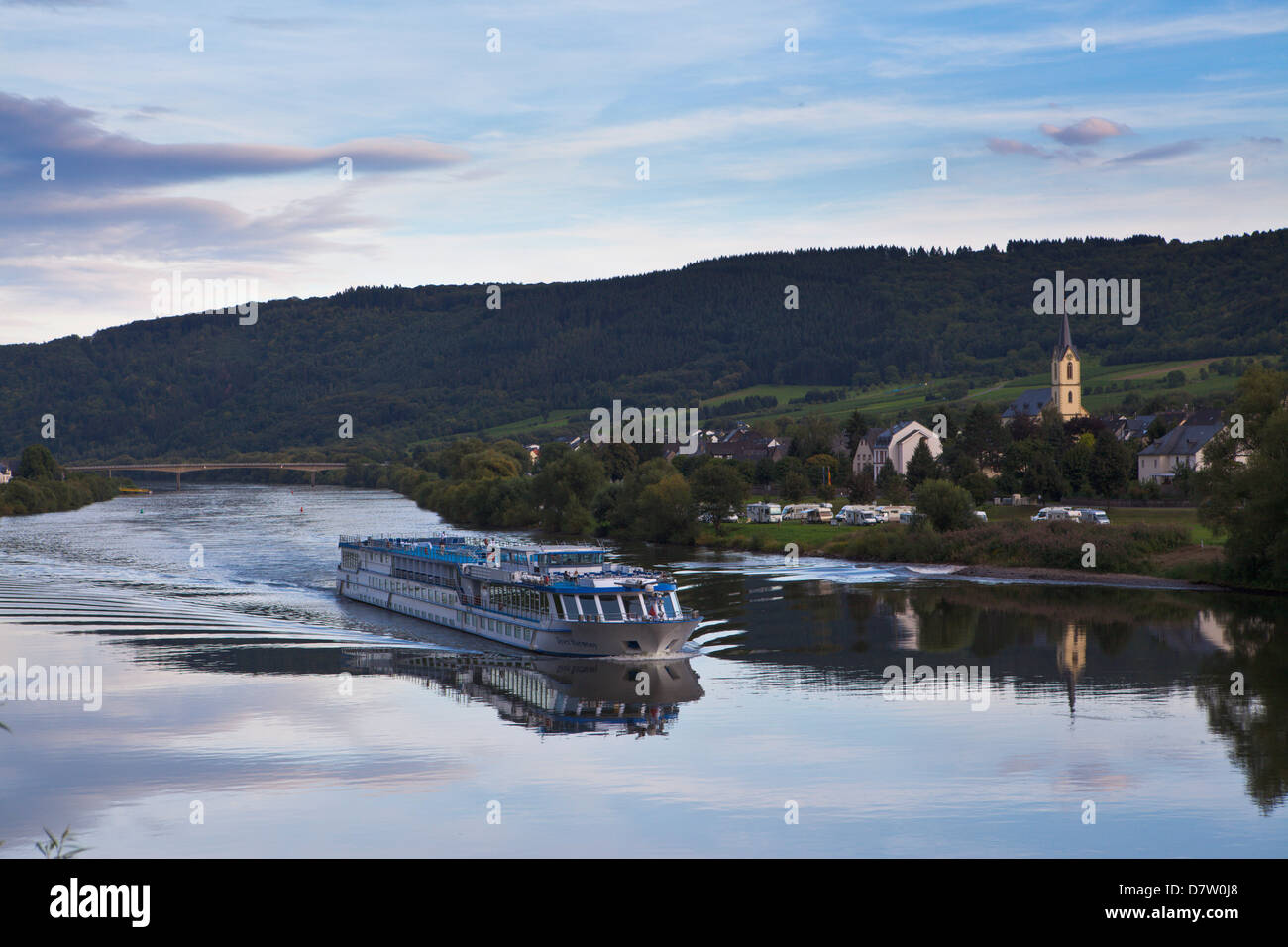 Fiume nave da crociera sul fiume Mosella nel tardo pomeriggio di luce, Germania Foto Stock