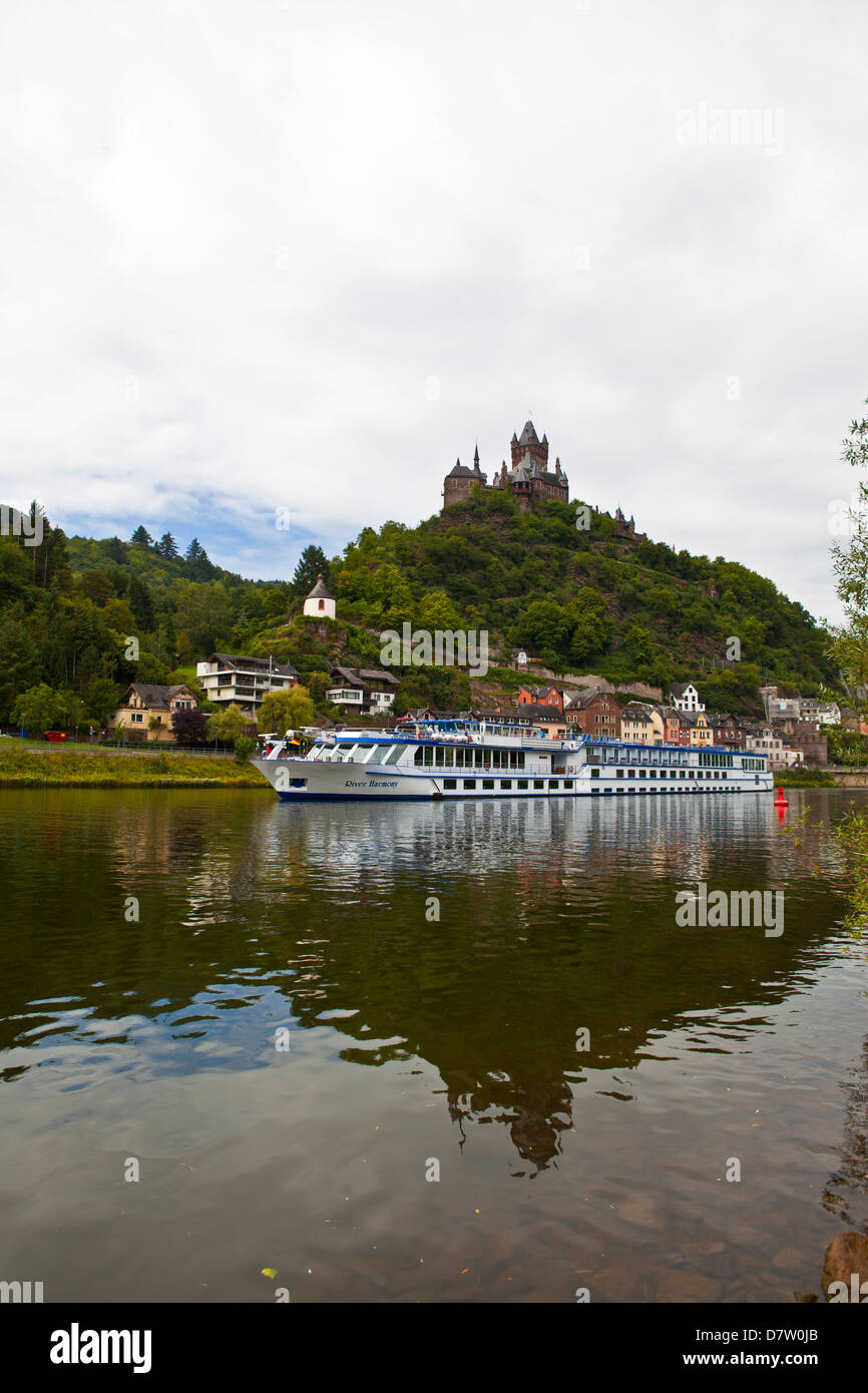 Crociera sul Fiume nave al di sotto del castello di Cochem sul fiume Mosella, Renania-Palatinato, Germania Foto Stock