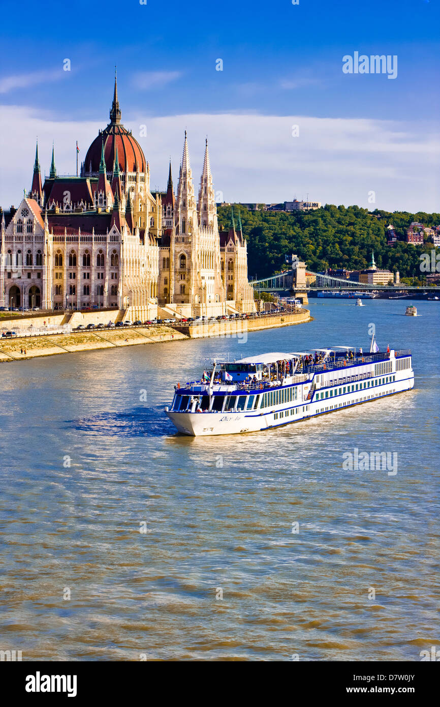 La nave di crociera passando il Parlamento sul Danubio, Budapest, Ungheria Foto Stock
