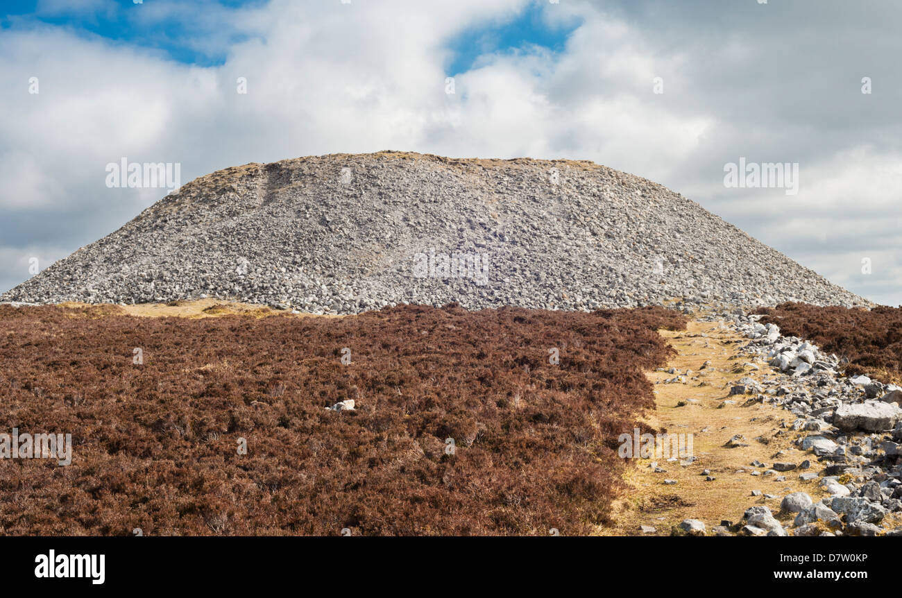 Il gigantesco cairn sul Knocknarea, nella contea di Sligo, Irlanda, ha detto di essere il luogo di sepoltura della leggendaria regina Maeve di Connaught Foto Stock