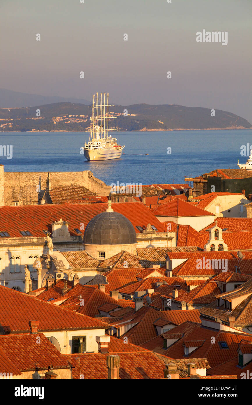 Vista sulla Città Vecchia, sito Patrimonio Mondiale dell'UNESCO, Dubrovnik, Croazia Foto Stock