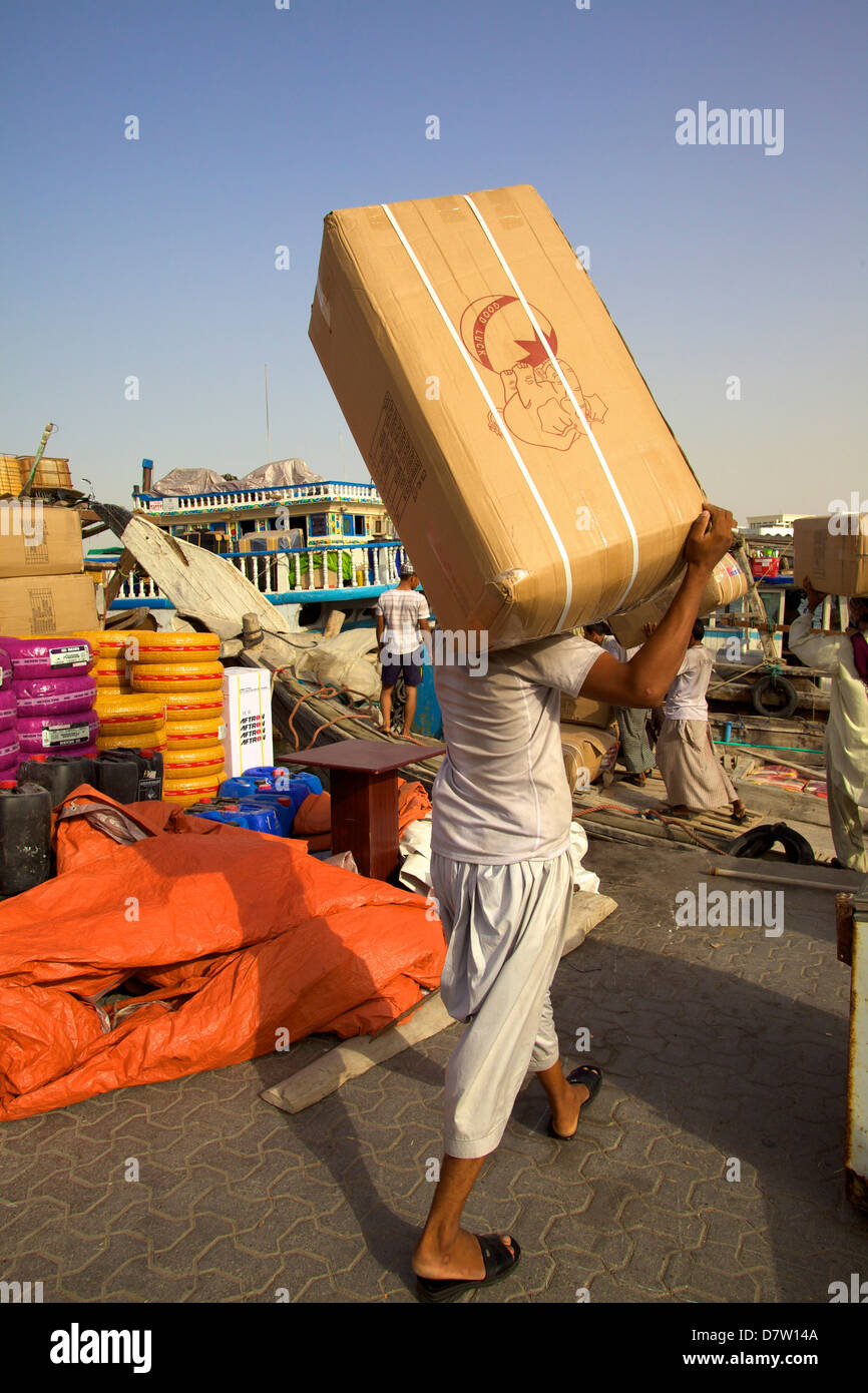 Spedizione di merci a Dubai Creek di Dubai, Emirati Arabi Uniti, Medio Oriente Foto Stock