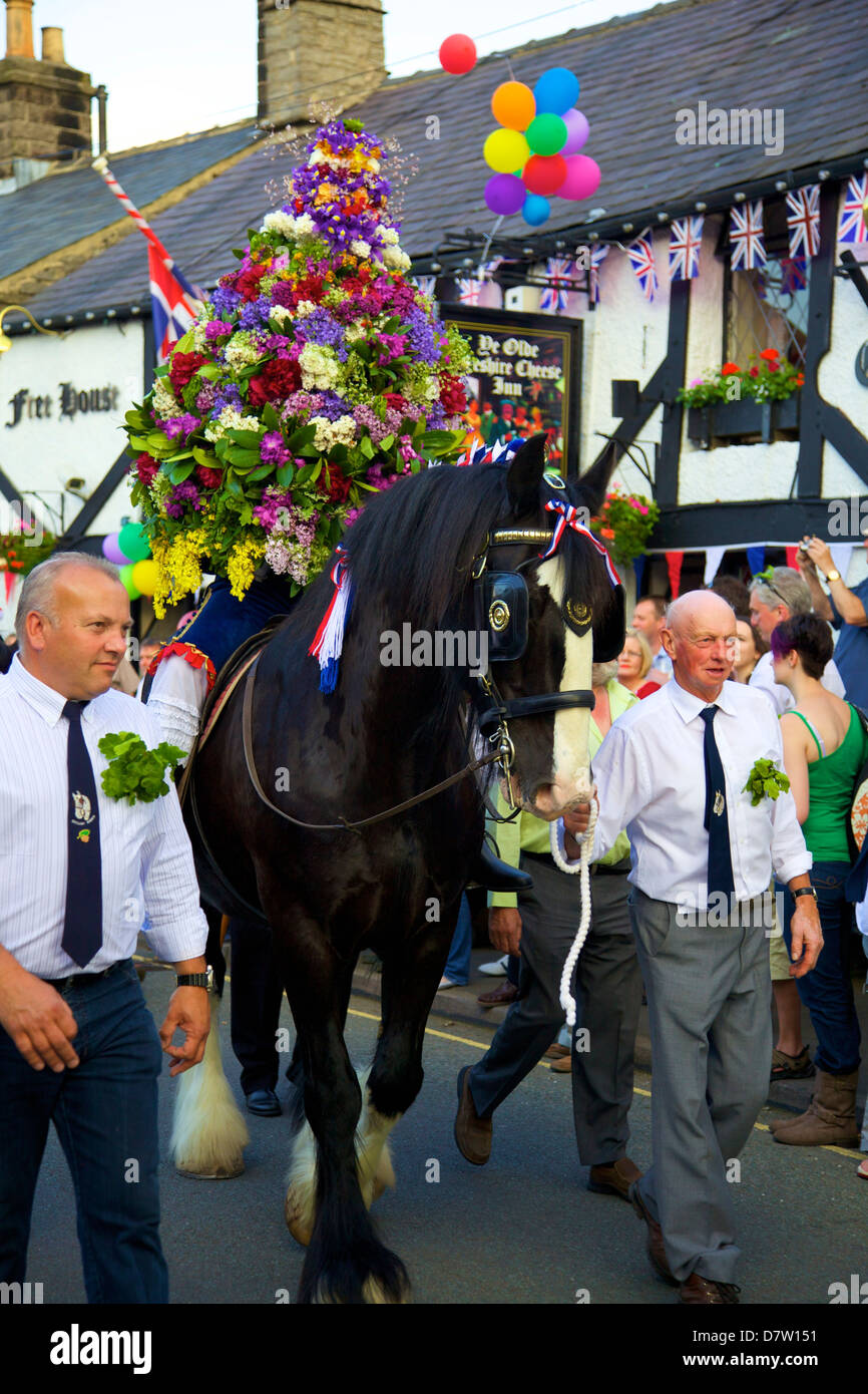 Il Castleton Garland giorno personalizzato, Castleton, Derbyshire, England, Regno Unito Foto Stock