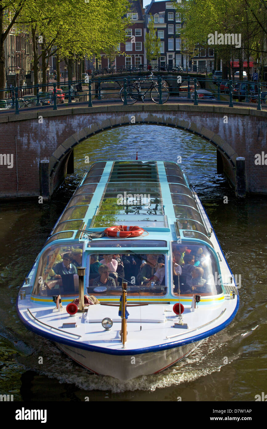 La barca turistica sul Keizersgracht, Amsterdam, Paesi Bassi Foto Stock