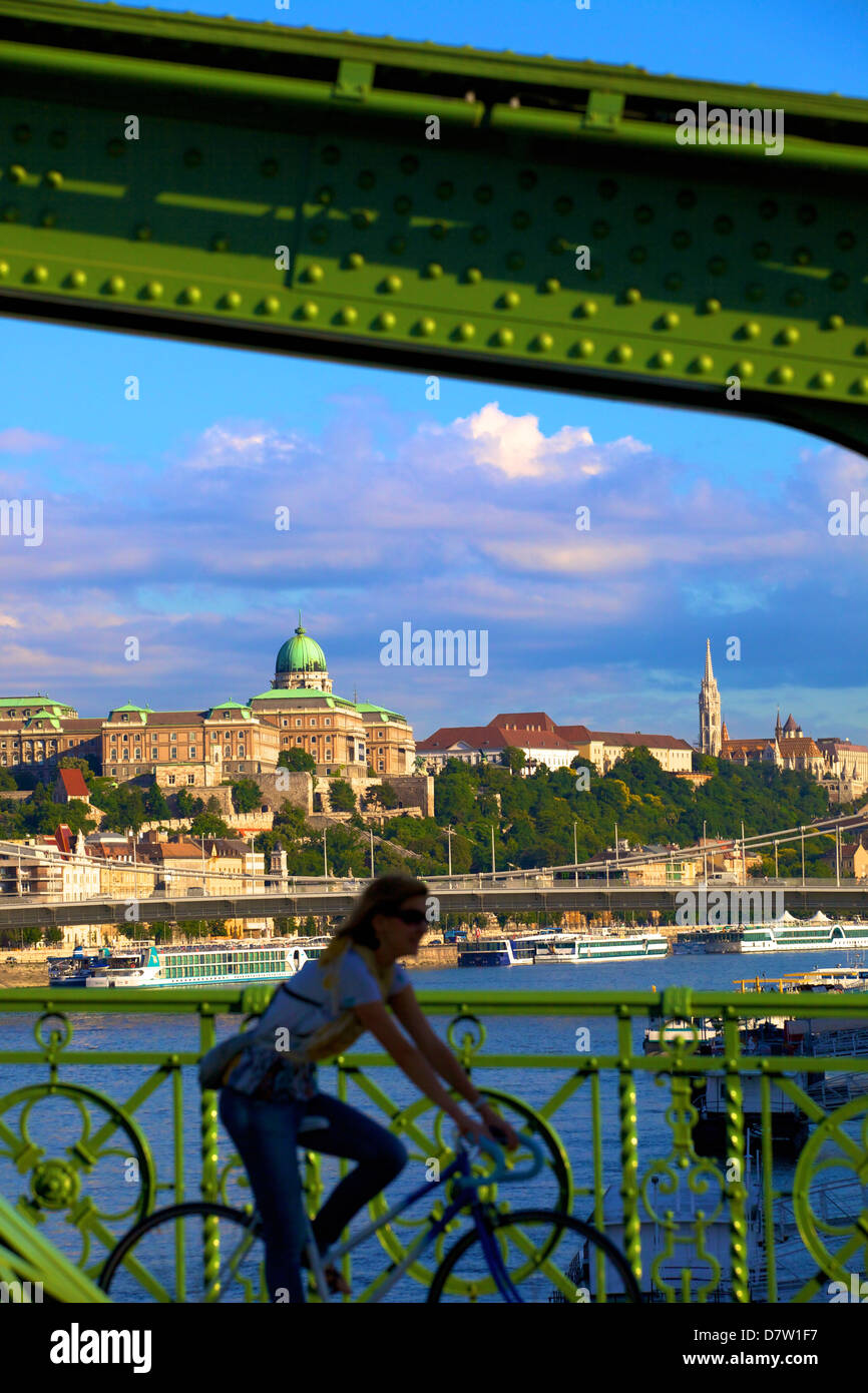 Ciclista sul ponte della Libertà, la Galleria Nazionale Ungherese in background, Budapest, Ungheria Foto Stock