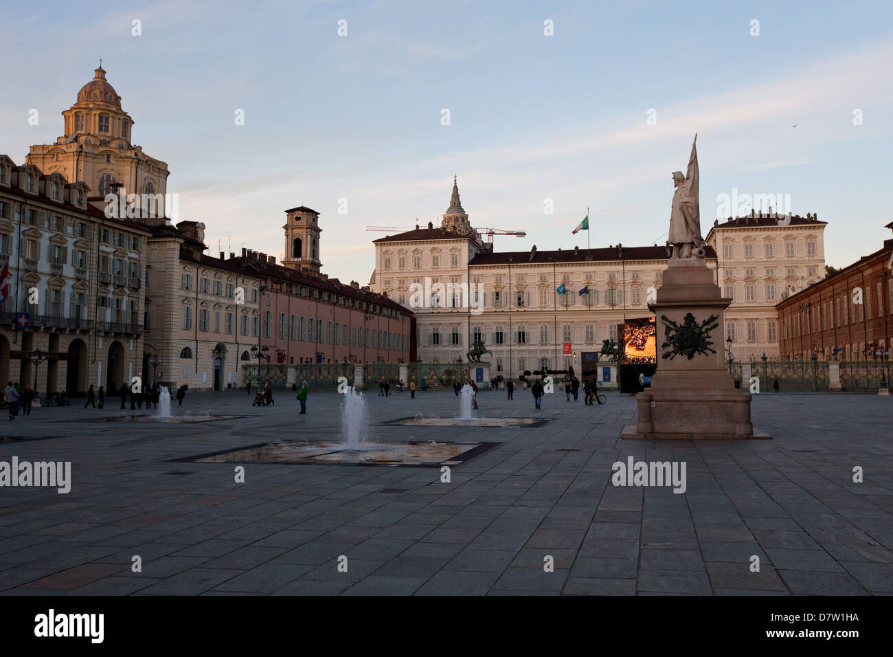 Piazza Castello, la piazza principale di Torino, circondato da Palazzo Madama e Palazzo Reale di Torino, Piemonte, Italia Foto Stock