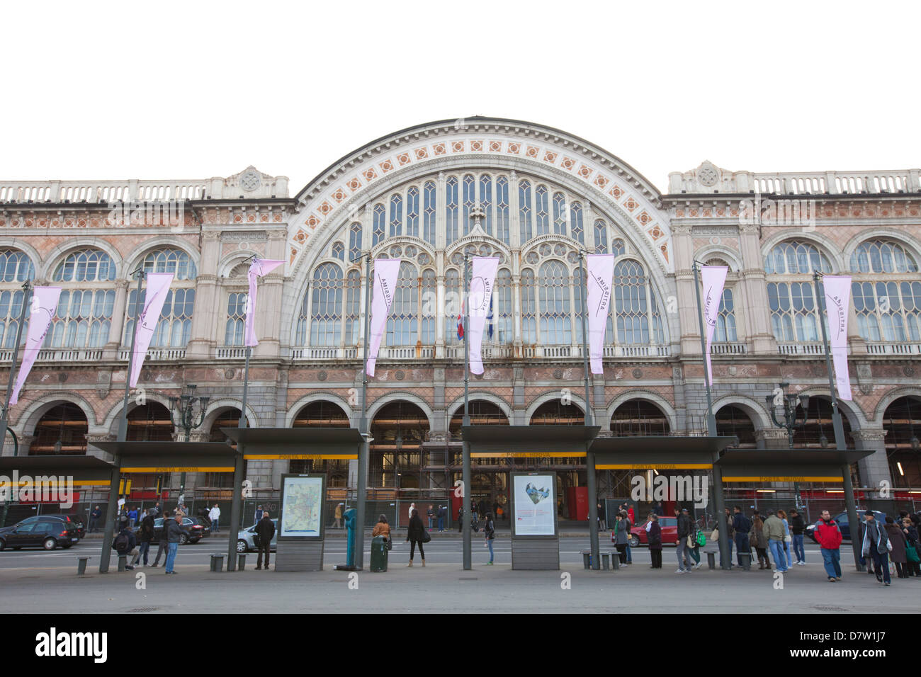 Torino Porta Nuova stazione ferroviaria, la stazione ferroviaria principale  di Torino, Piemonte, Italia Foto stock - Alamy