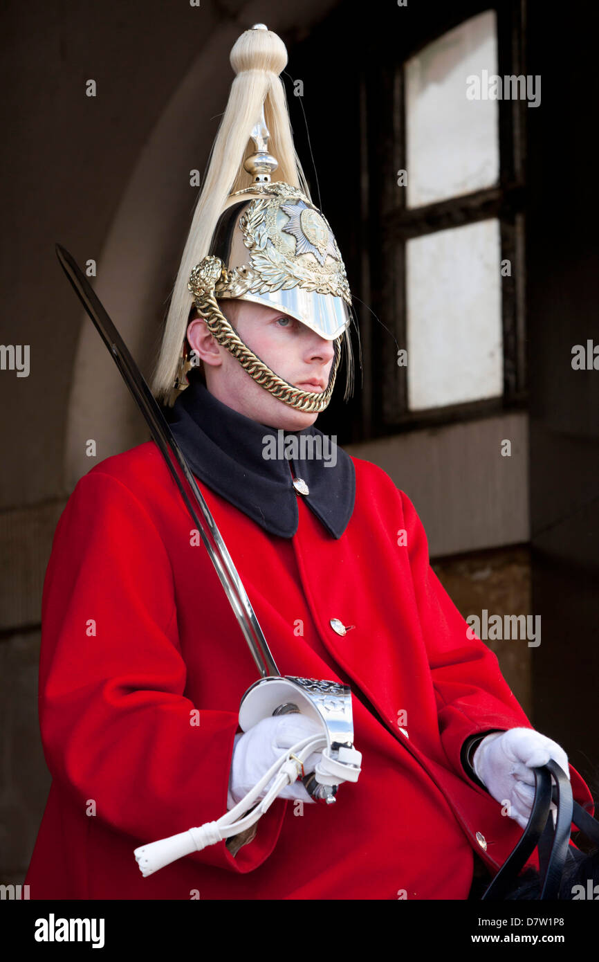 Montato Cavalleria domestici guard fuori dall'ingresso di Horseguards Parade, Whitehall, London, England, Regno Unito Foto Stock
