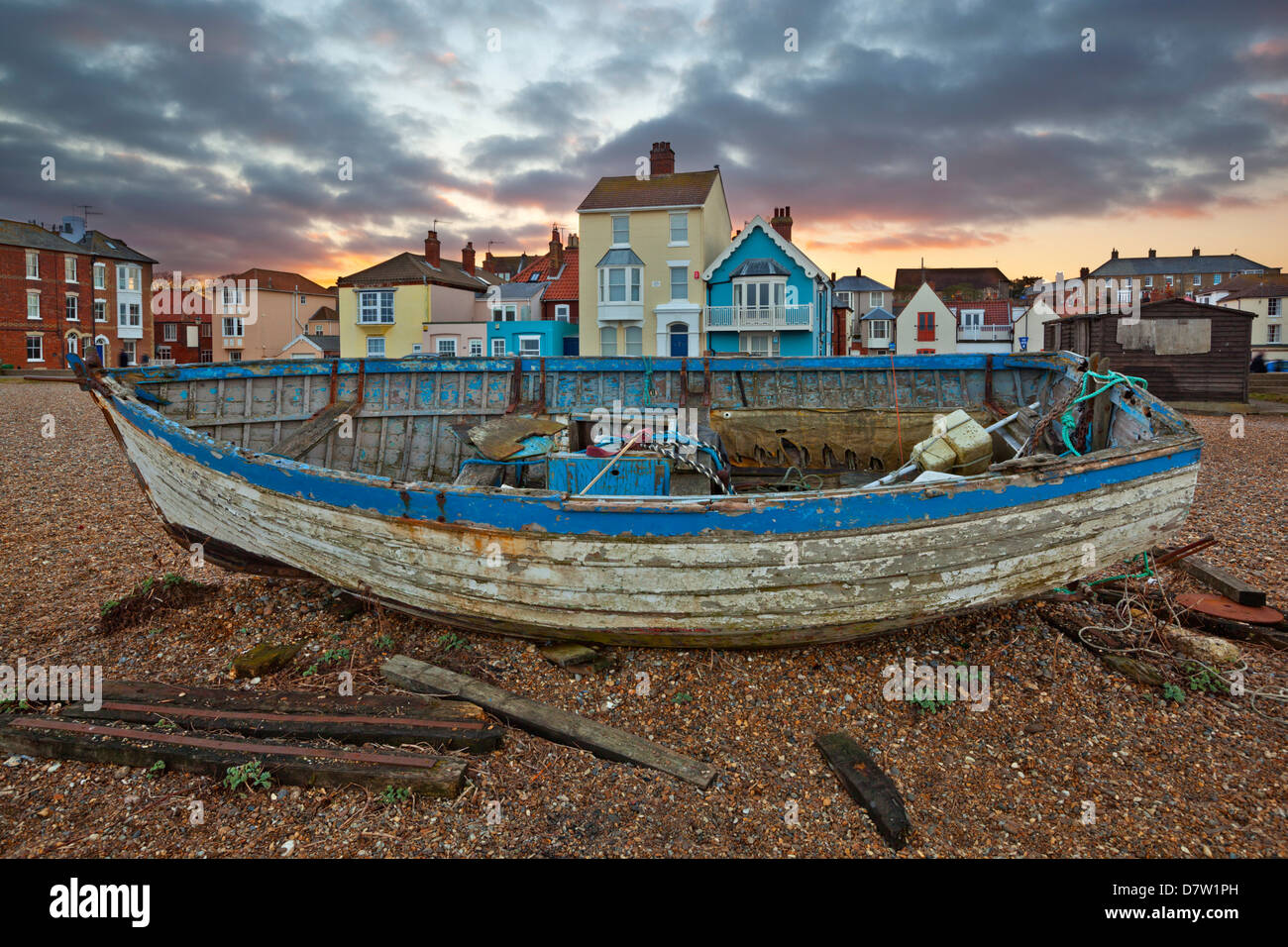 Vecchie barche da pesca sulla spiaggia, Aldeburgh, Suffolk, Inghilterra, Regno Unito Foto Stock