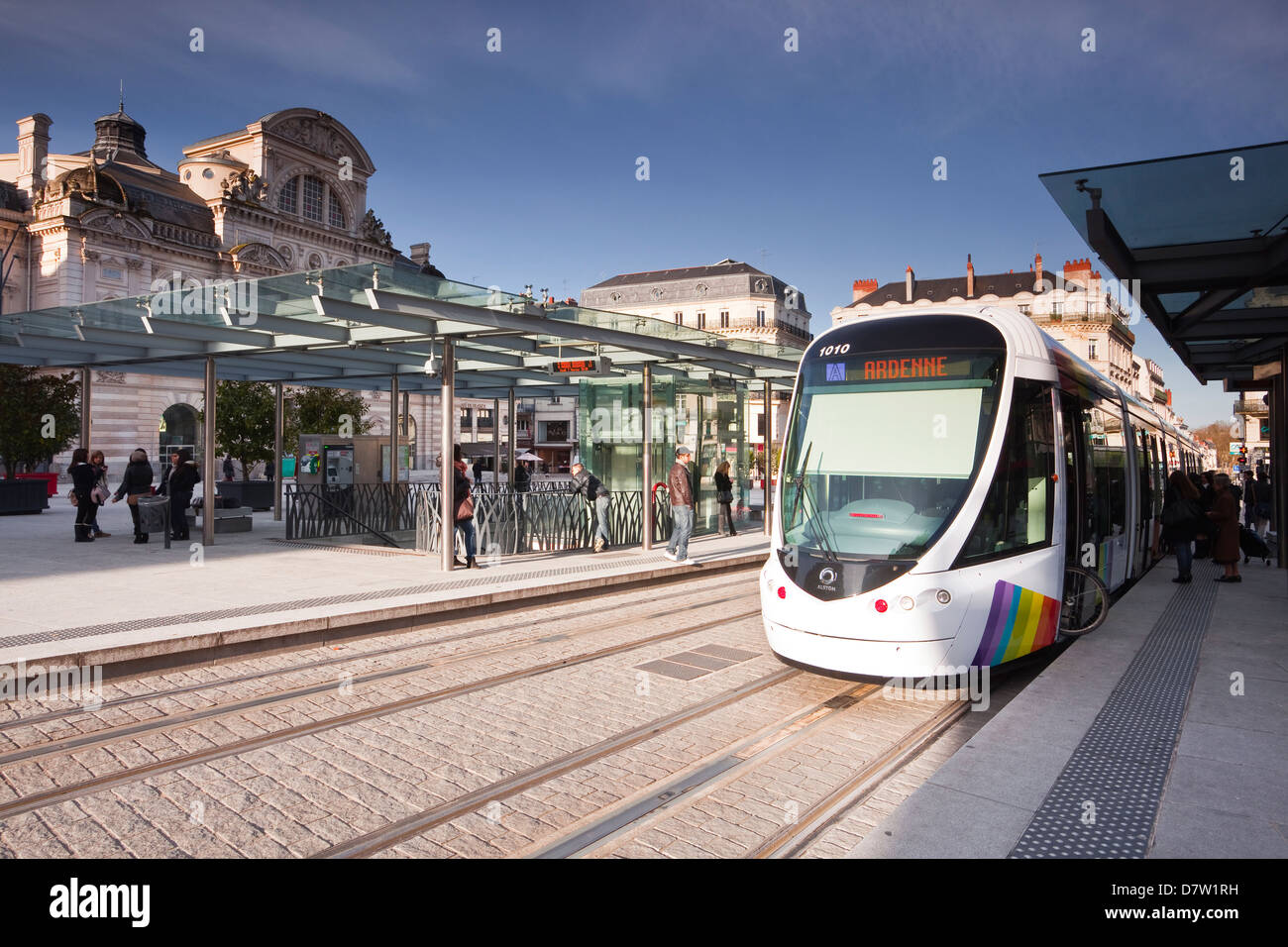 Un tram tira nella stazione a Place du Ralliement, Angers, Maine-et-Loire, Francia Foto Stock