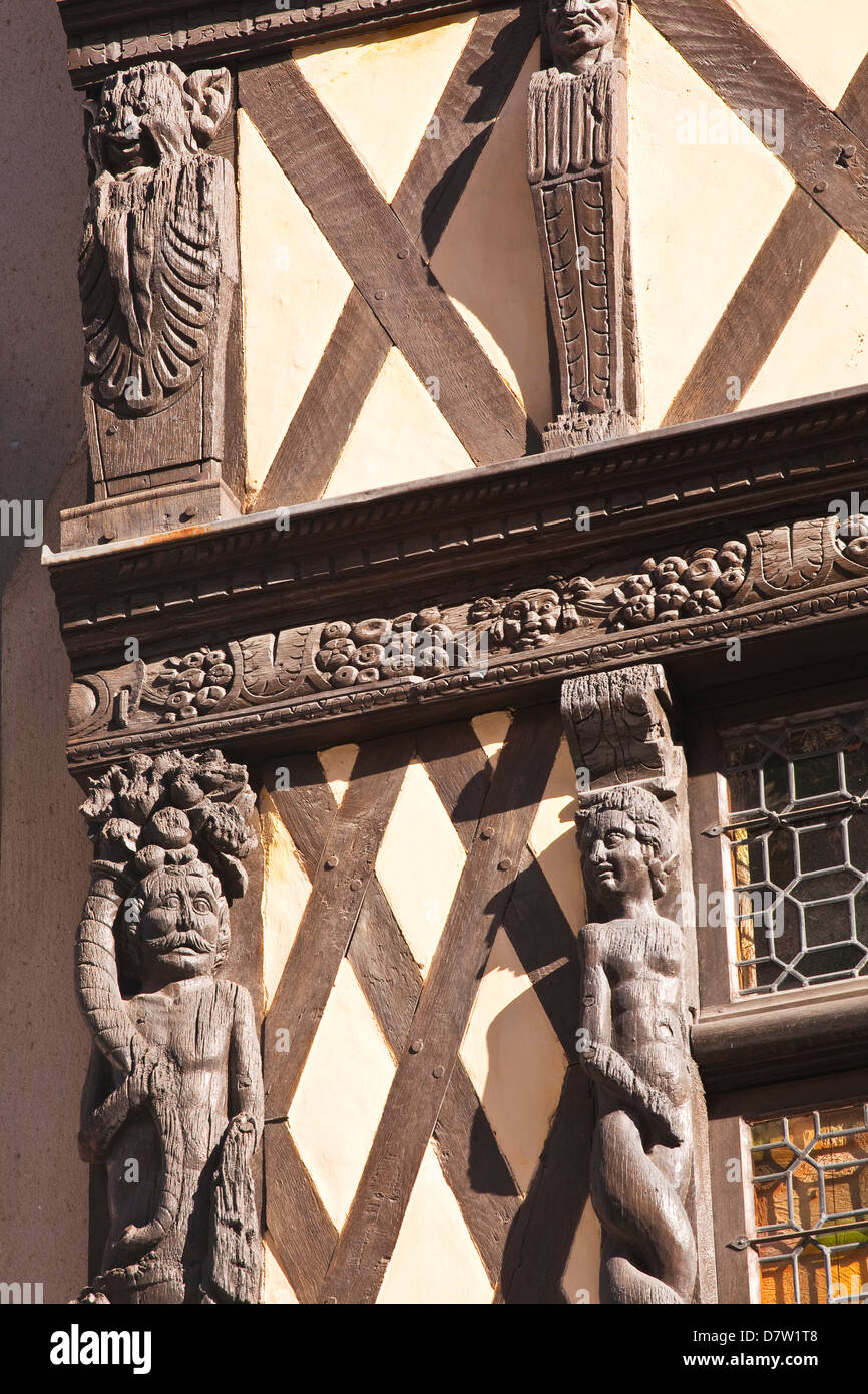 Sculture in legno adornano una casa in legno e muratura in Angers, Maine-et-Loire, Francia Foto Stock