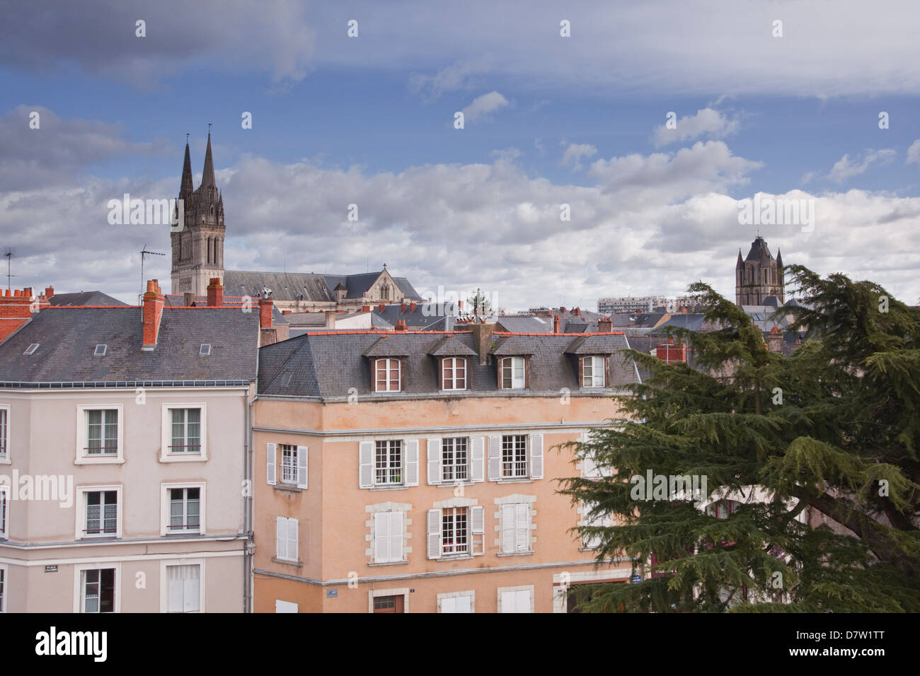 Guardando sopra i tetti della città di Angers verso la cattedrale, Angers, Maine-et-Loire, Francia Foto Stock