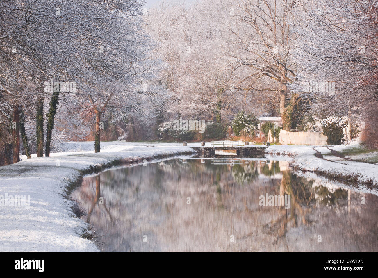 Il Canal de Berry dopo una nevicata, Loir-et-Cher, Centre, Francia Foto Stock
