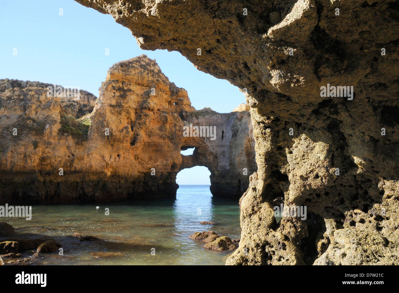 Weathered rocce di arenaria e arco naturale a Ponta da Piedade a bassa marea, Lagos, Algarve, PORTOGALLO Foto Stock