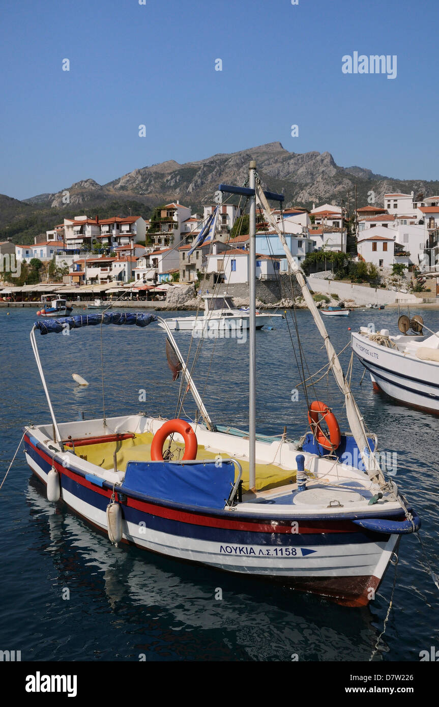 Barche da pesca ormeggiate nel porto di KOKKARI, SAMOS, orientale, Sporadi isole greche, Grecia Foto Stock