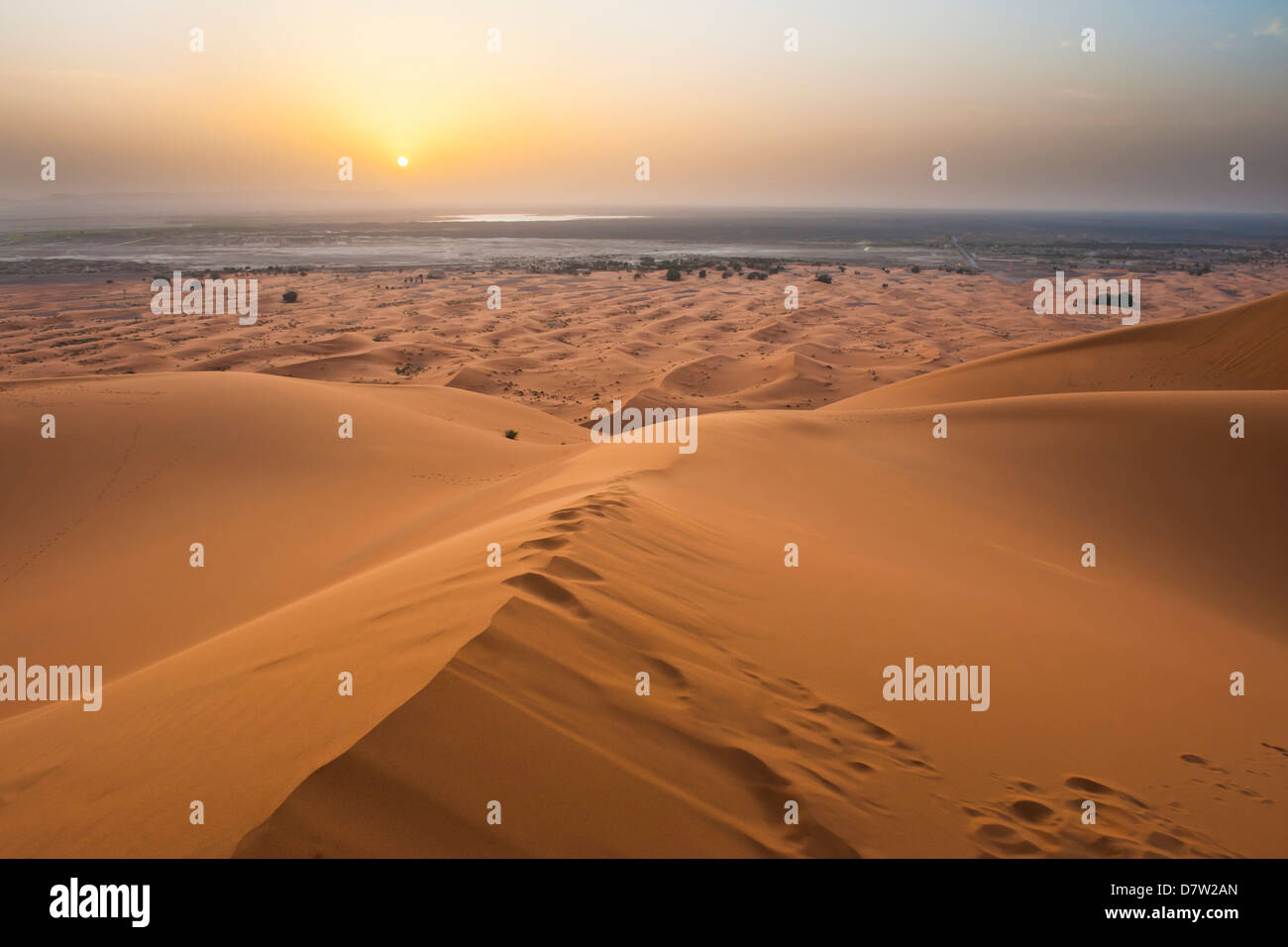 Tramonto a Erg Chebbi Desert dalla cima di un 150m duna di sabbia, Sahara Deserto vicino a Merzouga, Marocco, Africa del Nord Foto Stock