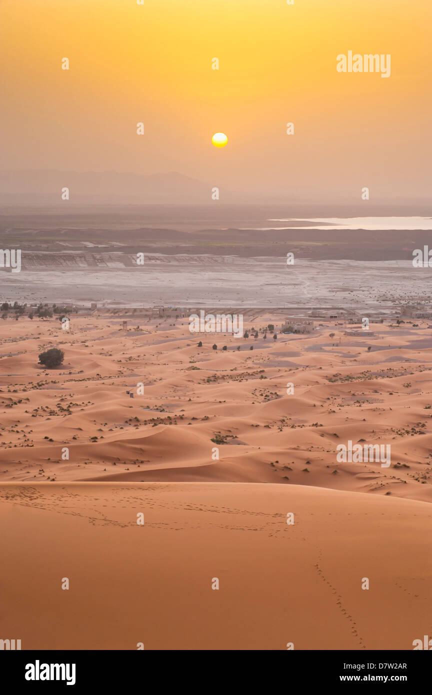 Erg Chebbi deserto del Sahara tramonto dalla cima di un 150m duna di sabbia, vicino a Merzouga, Marocco, Africa del Nord Foto Stock
